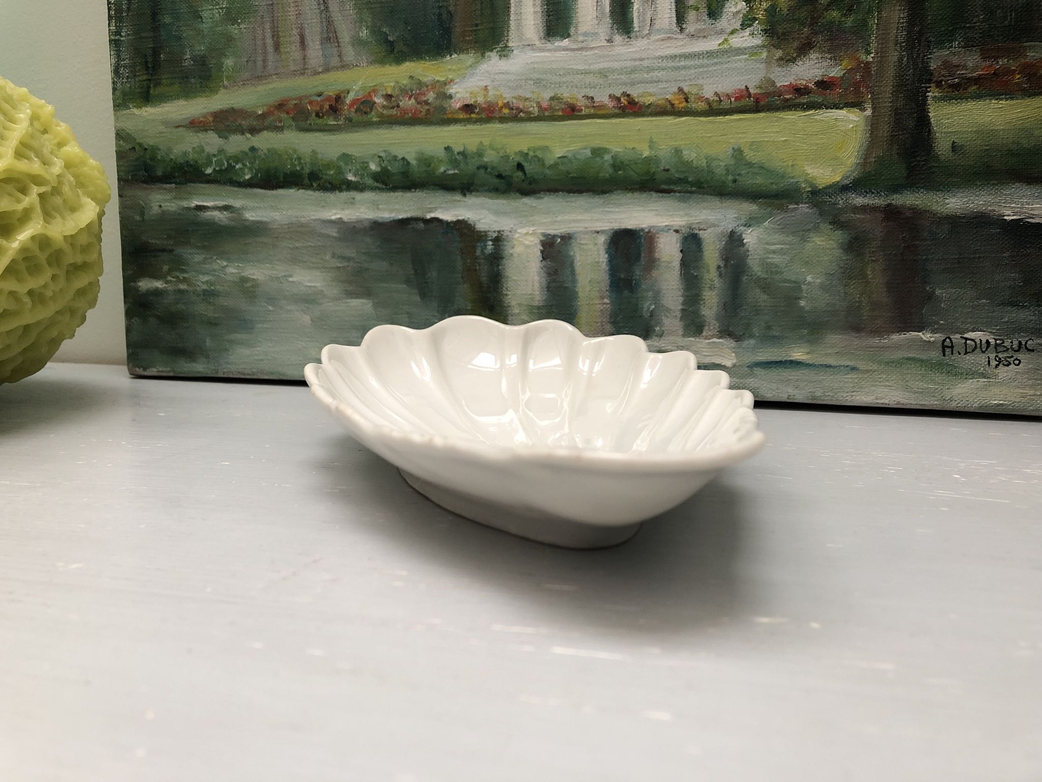 Trinket bowl in antique porcelain, shell-shaped