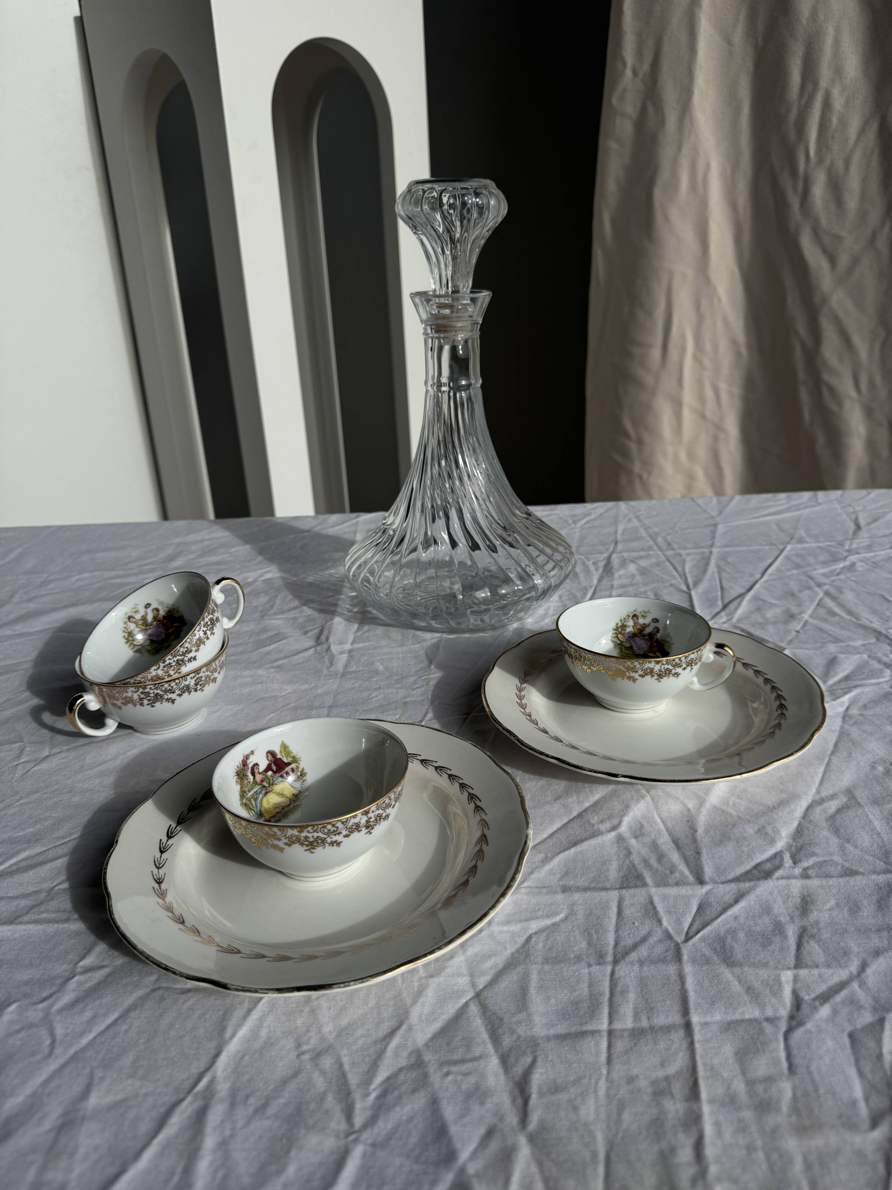 Vintage glass decanter in hot air balloon style H31 D18