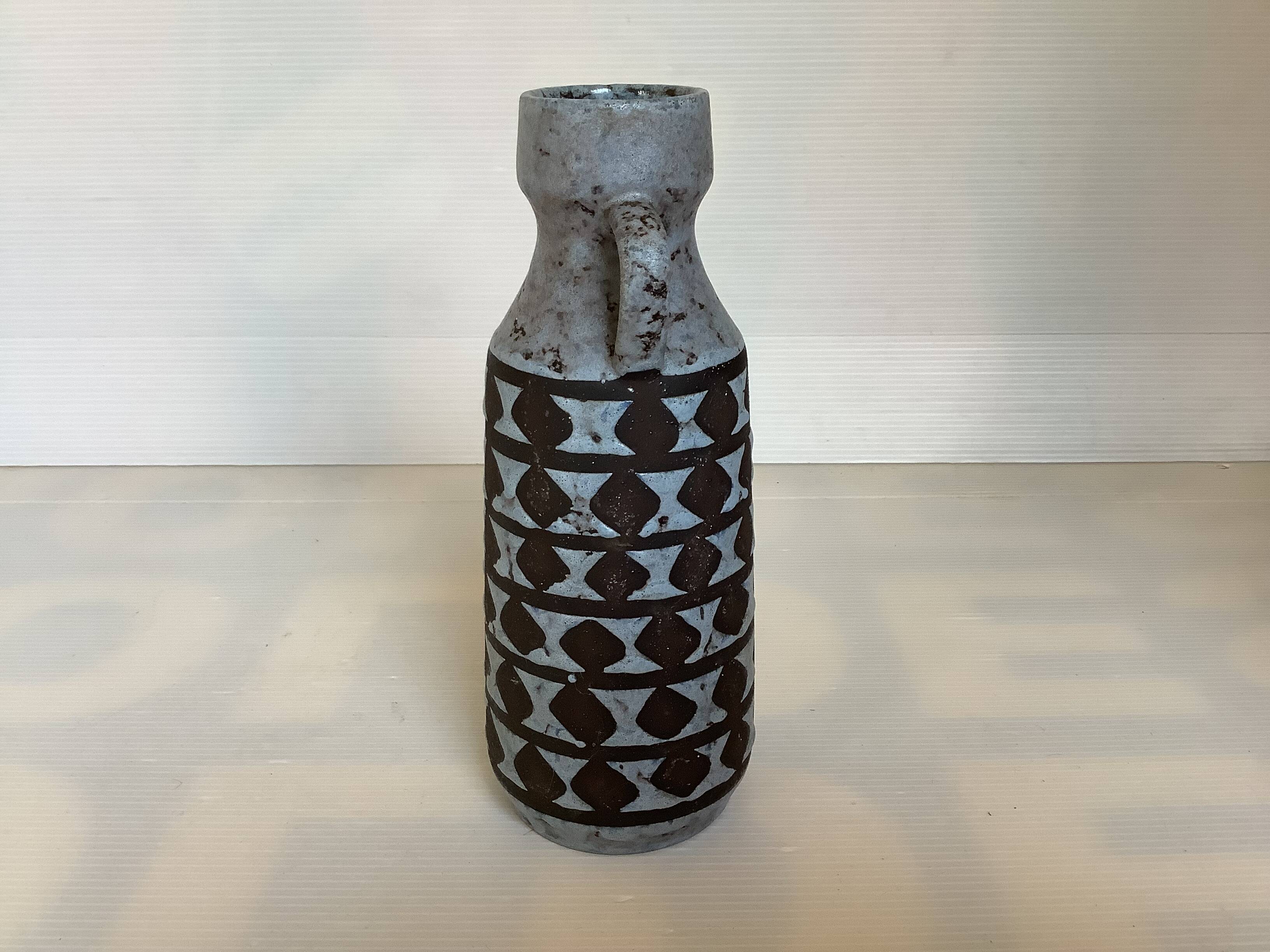 Vase made of matte and glazed ceramic.