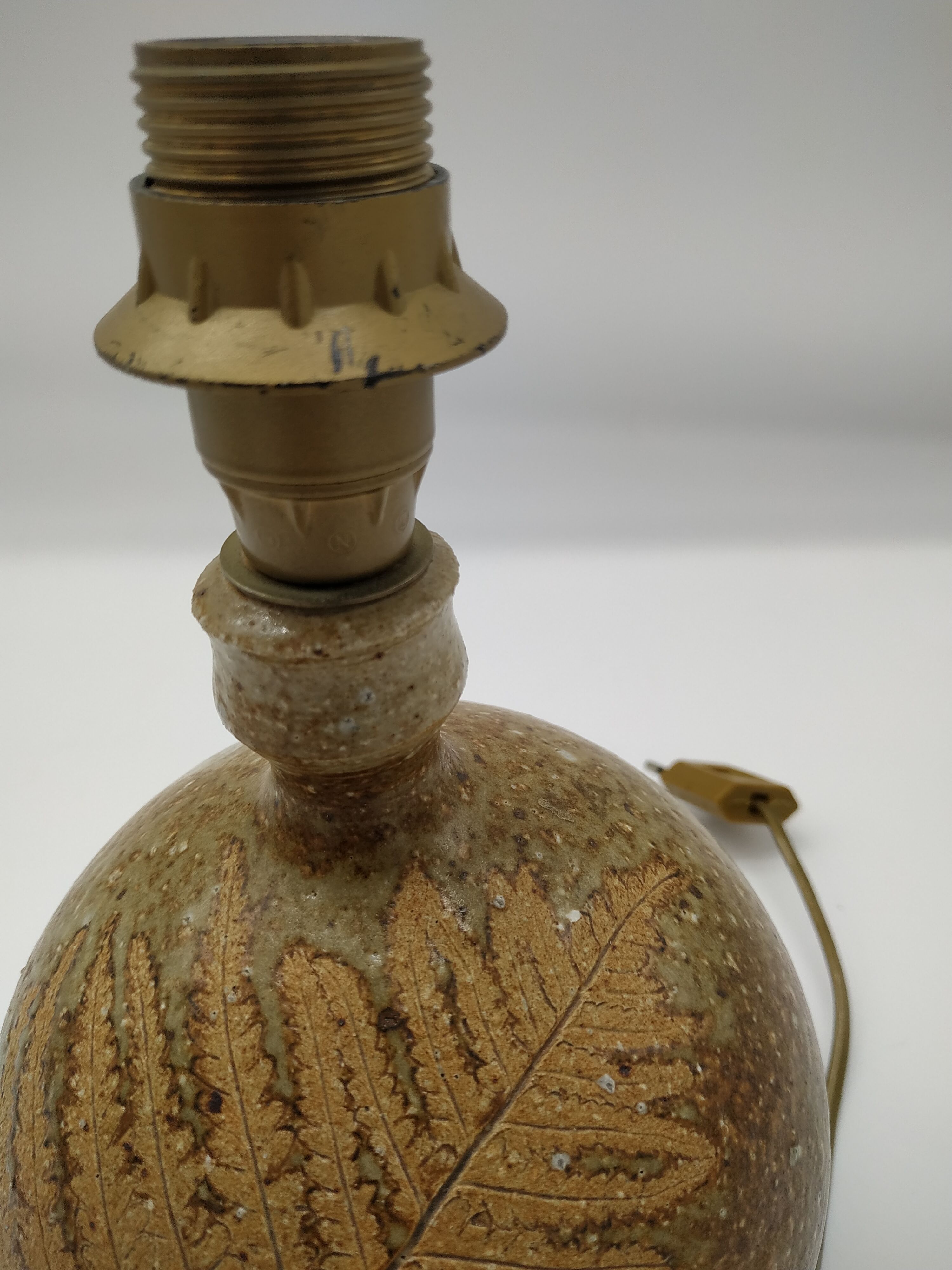 Pied de lampe à la fougère en grès pyrité d'Alain Blanchard