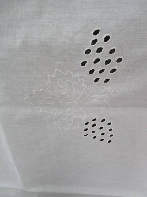 Nappe ancienne brodée 140x112cm