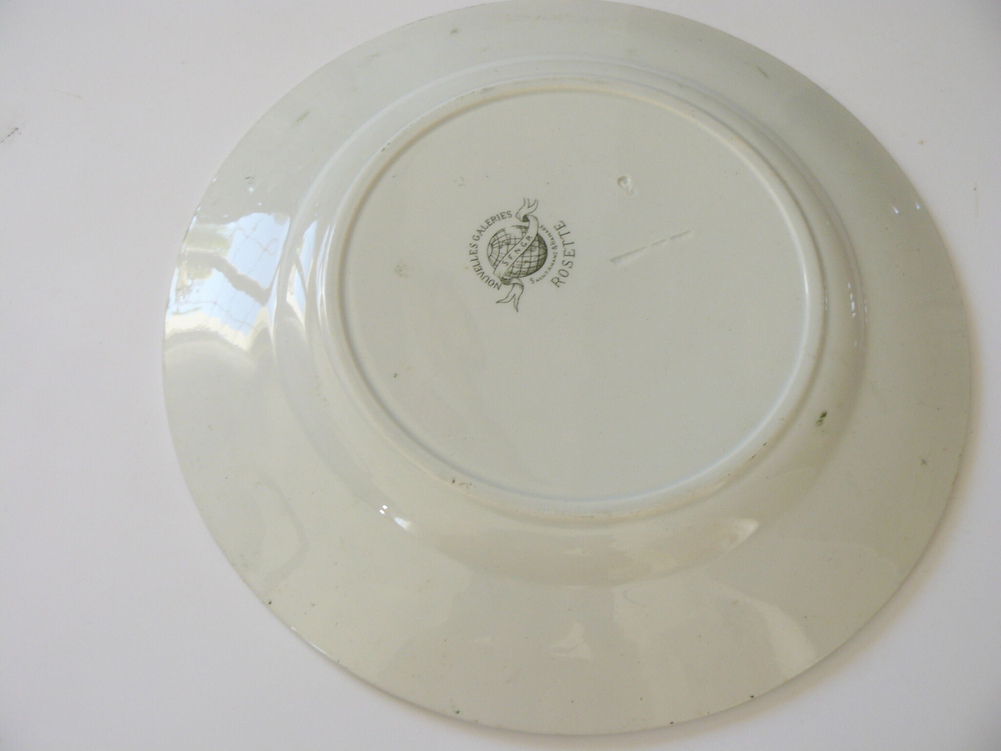Round dish, land of iron, model Rosette of st amand