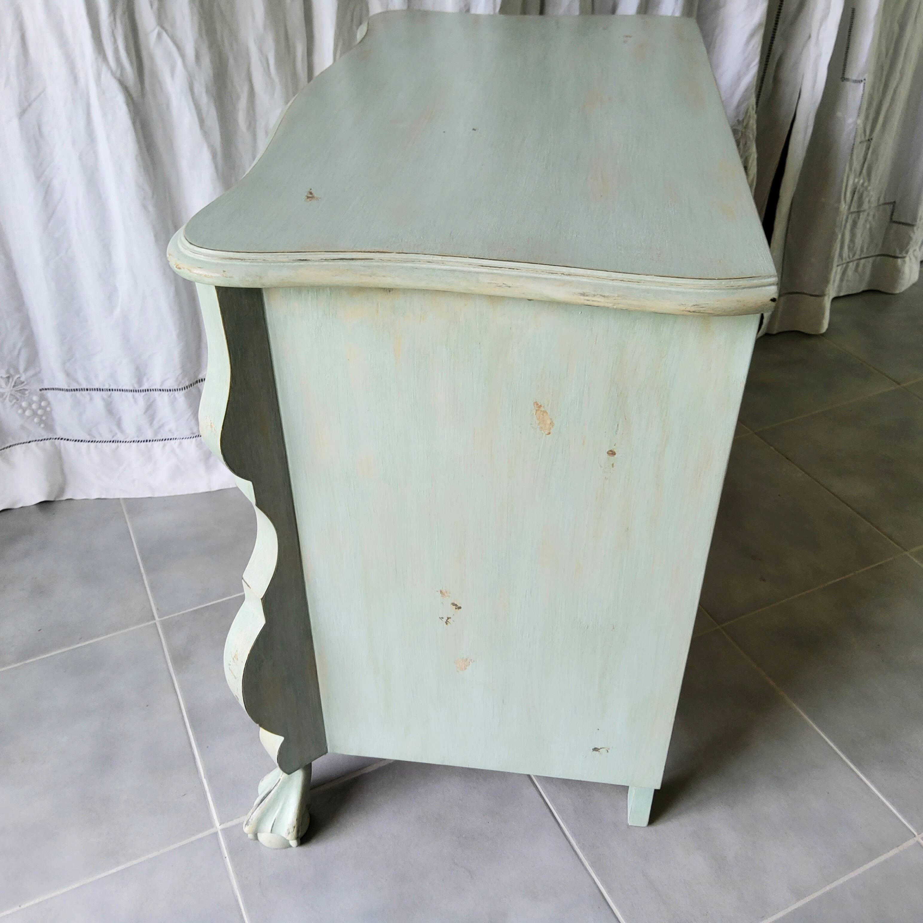Commode galbée patinée