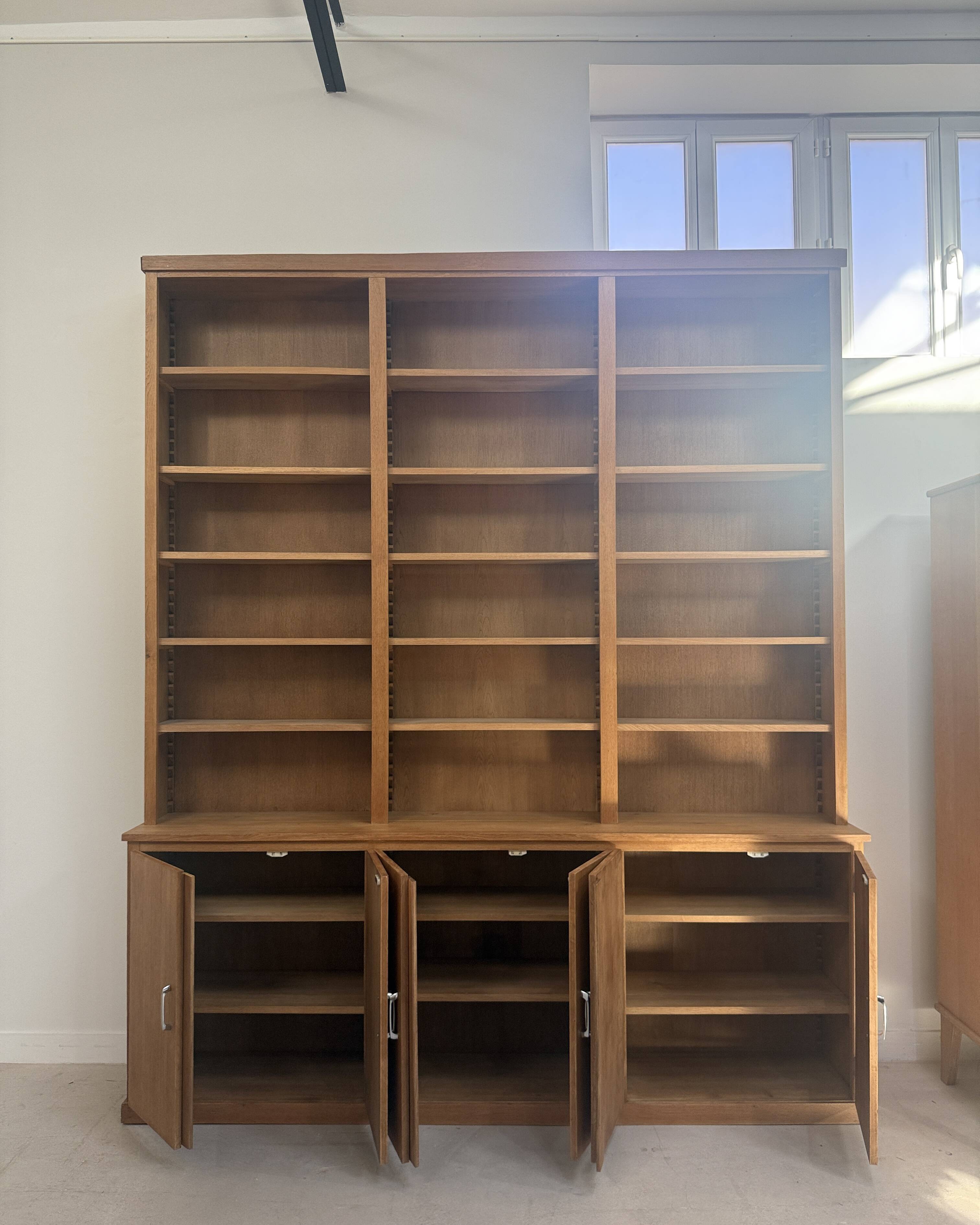 Large mid-century oak library (renovated)