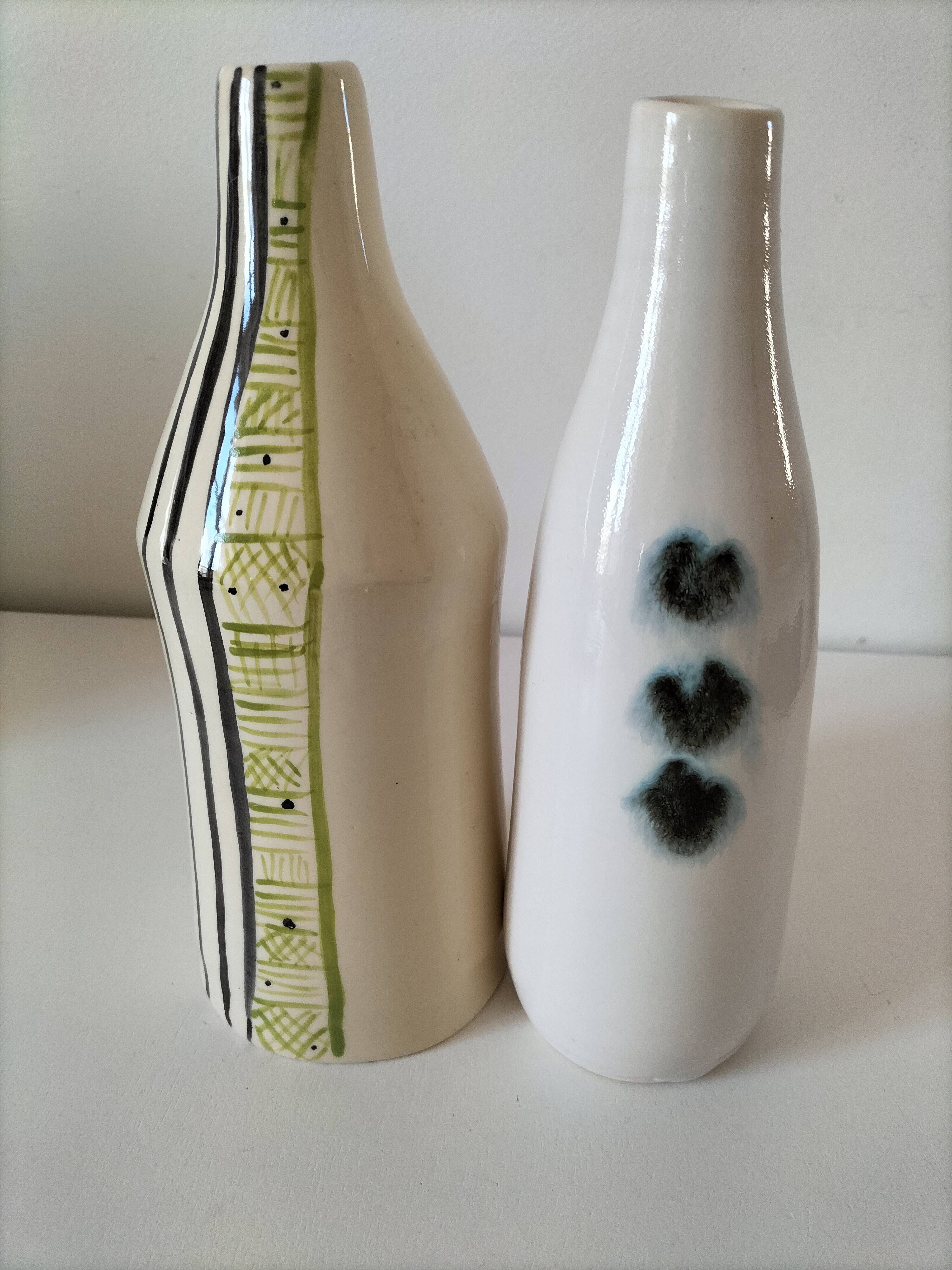 Duo de vases en céramique émaillée, décor pictural, signés MU