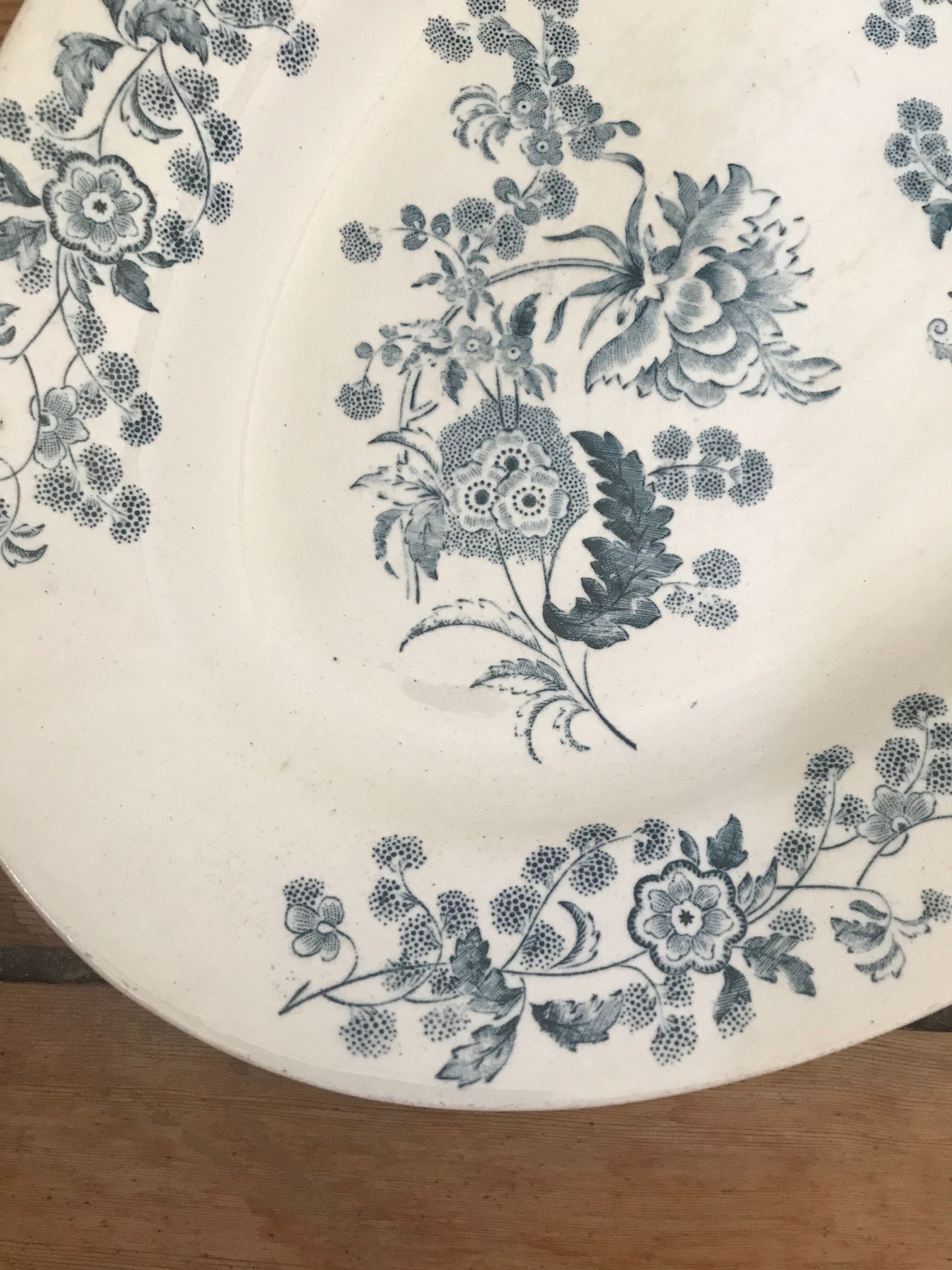 Longwy oval flat and hollow in iron earth, "YCHO" service