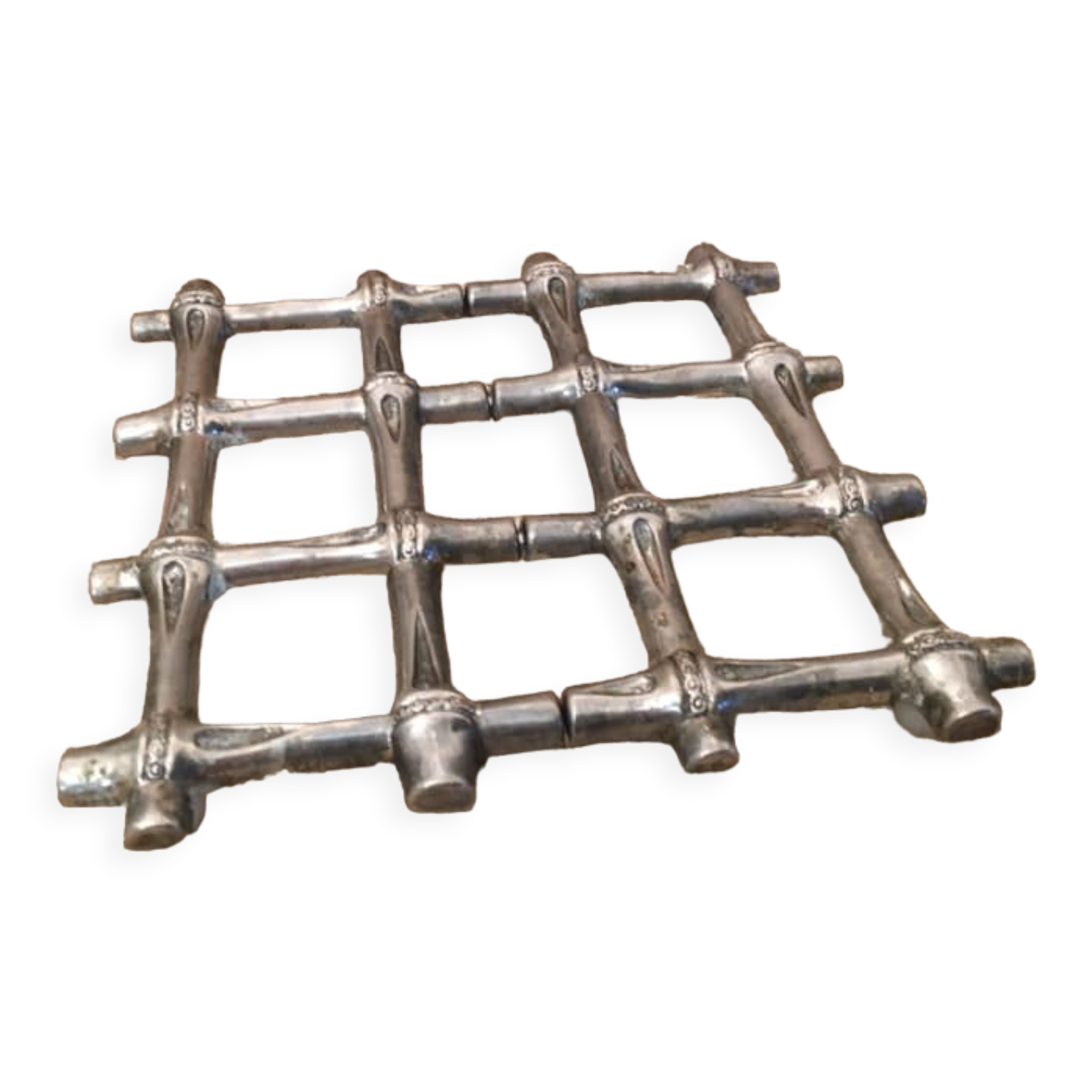 Trivet in finely crafted stretchable metal