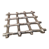 Trivet in finely crafted stretchable metal