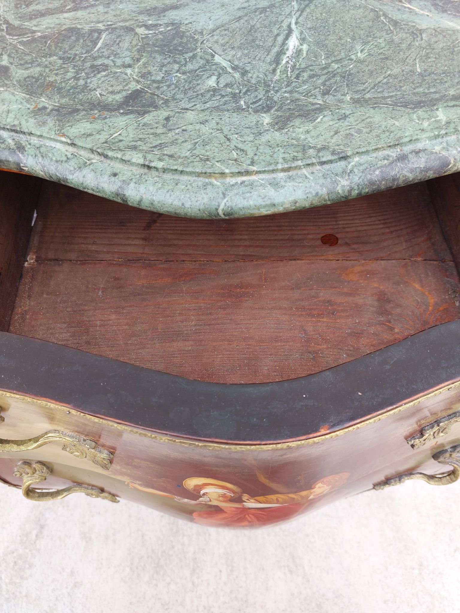 Louis XV curved chest of drawers in Martin varnished marquetry