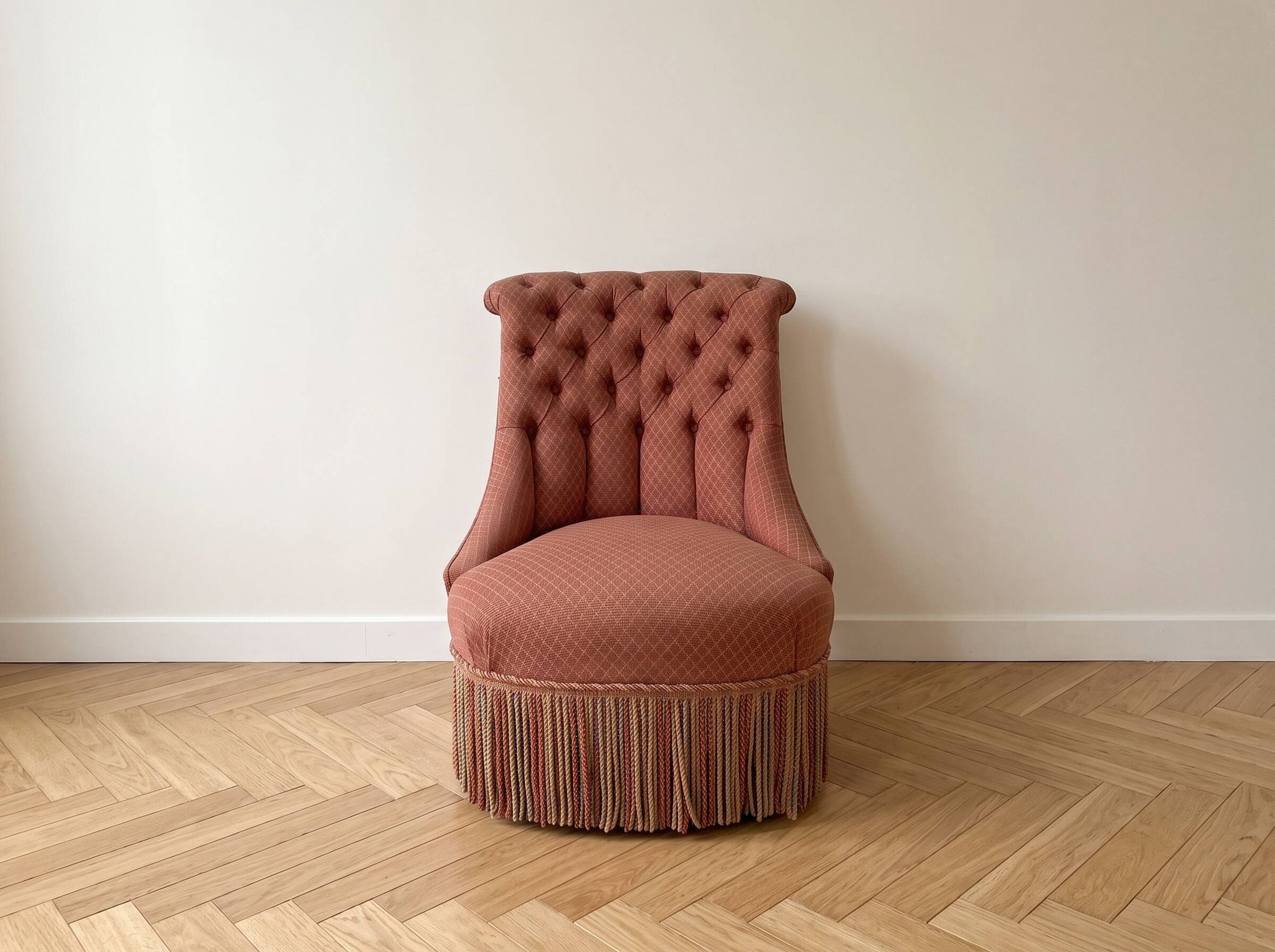 Fauteuil crapaud vintage capitonné en tissu vieux rose