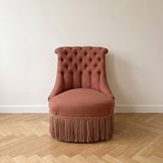 Fauteuil crapaud vintage capitonné en tissu vieux rose