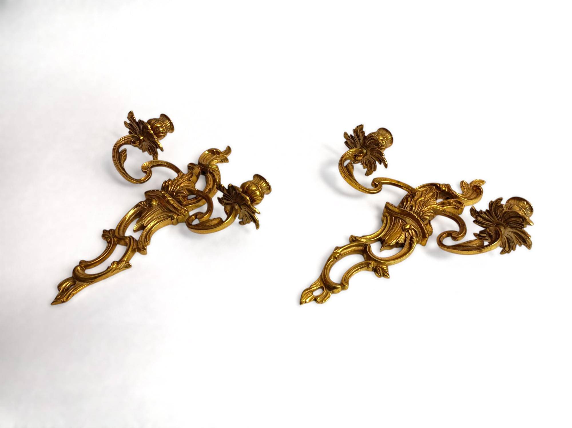 Pair of Rococo wall sconces in gilded bronze, Hollywood Regency, from the years.