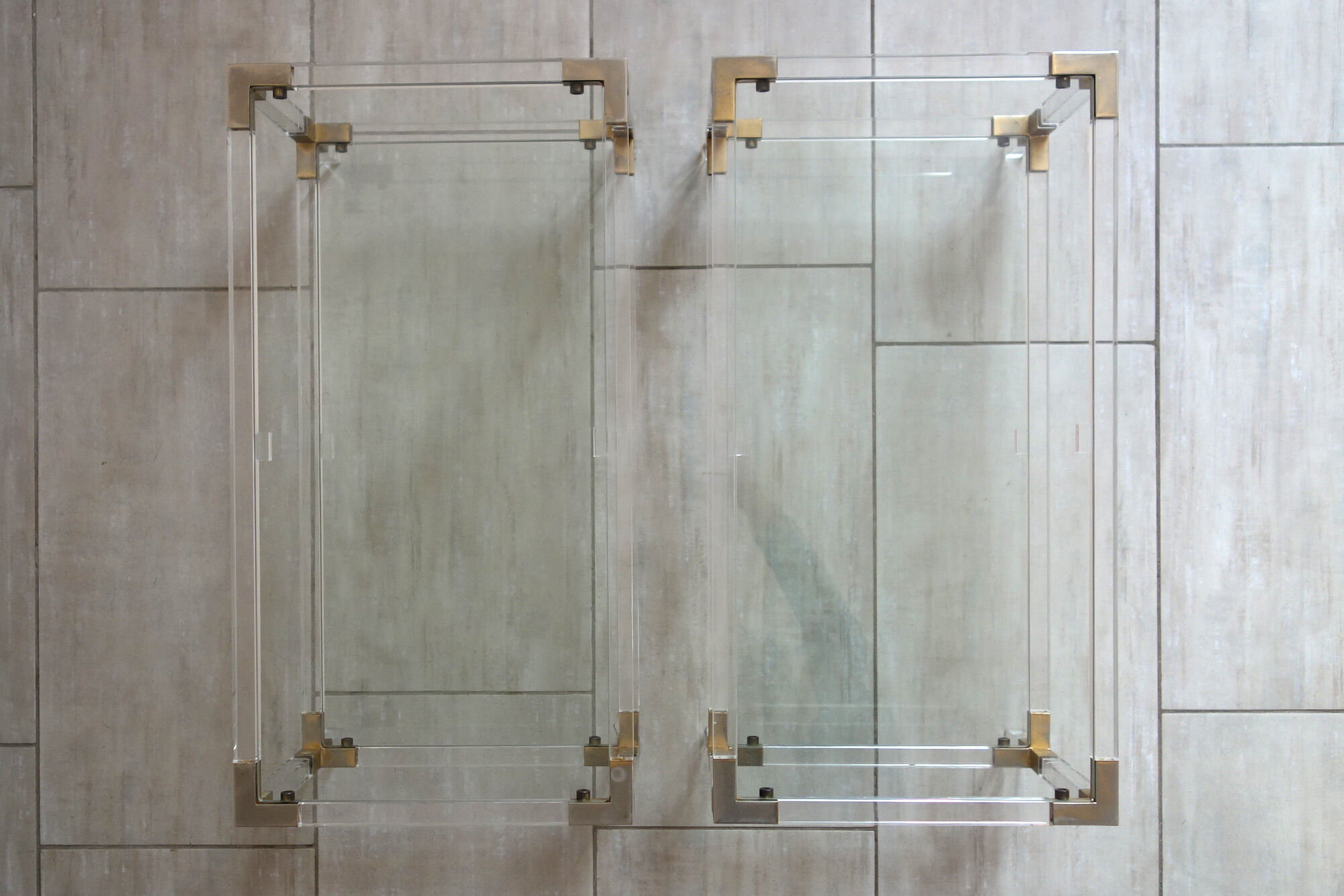Paire de tables basses italiennes plexiglass, verre et laiton années 70