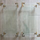 Paire de tables basses italiennes plexiglass, verre et laiton années 70