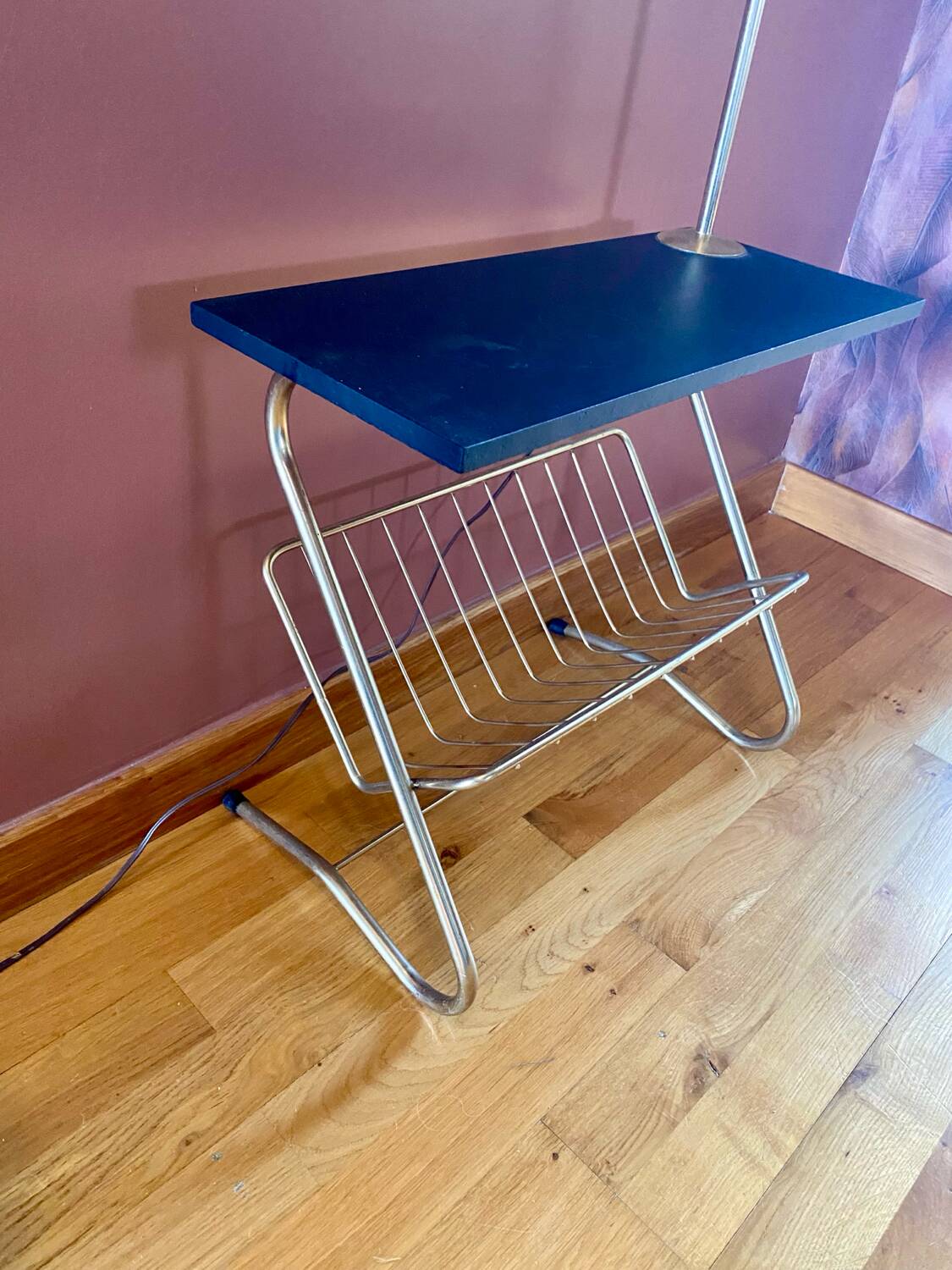Lampadaire liseuse à tablette et porte revue vintage français 1960.