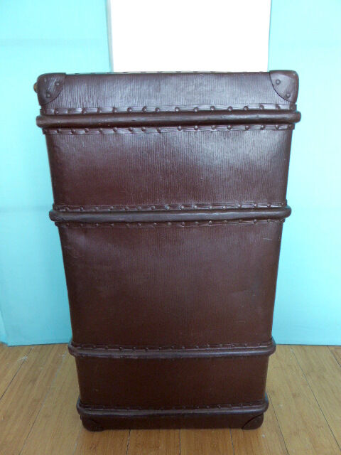 Duo of vintage dark brown suitcases "Mother Big and her little chaperone"