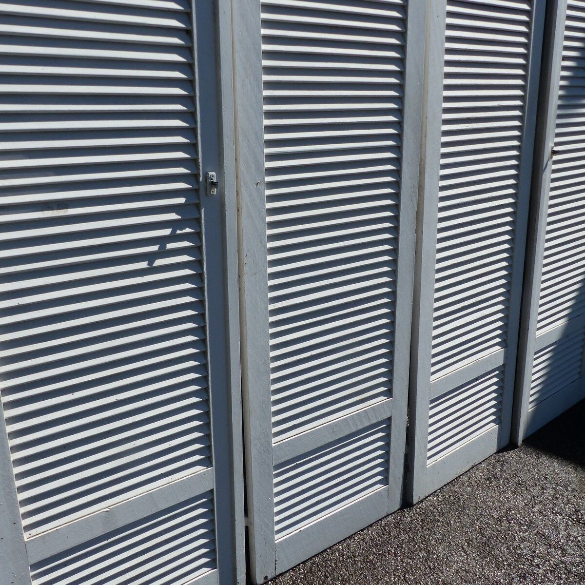 Suite of 4 wooden shutters