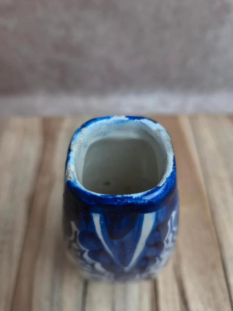 Small antique vase in blue and white earthenware, hand-painted – oriental decoration.