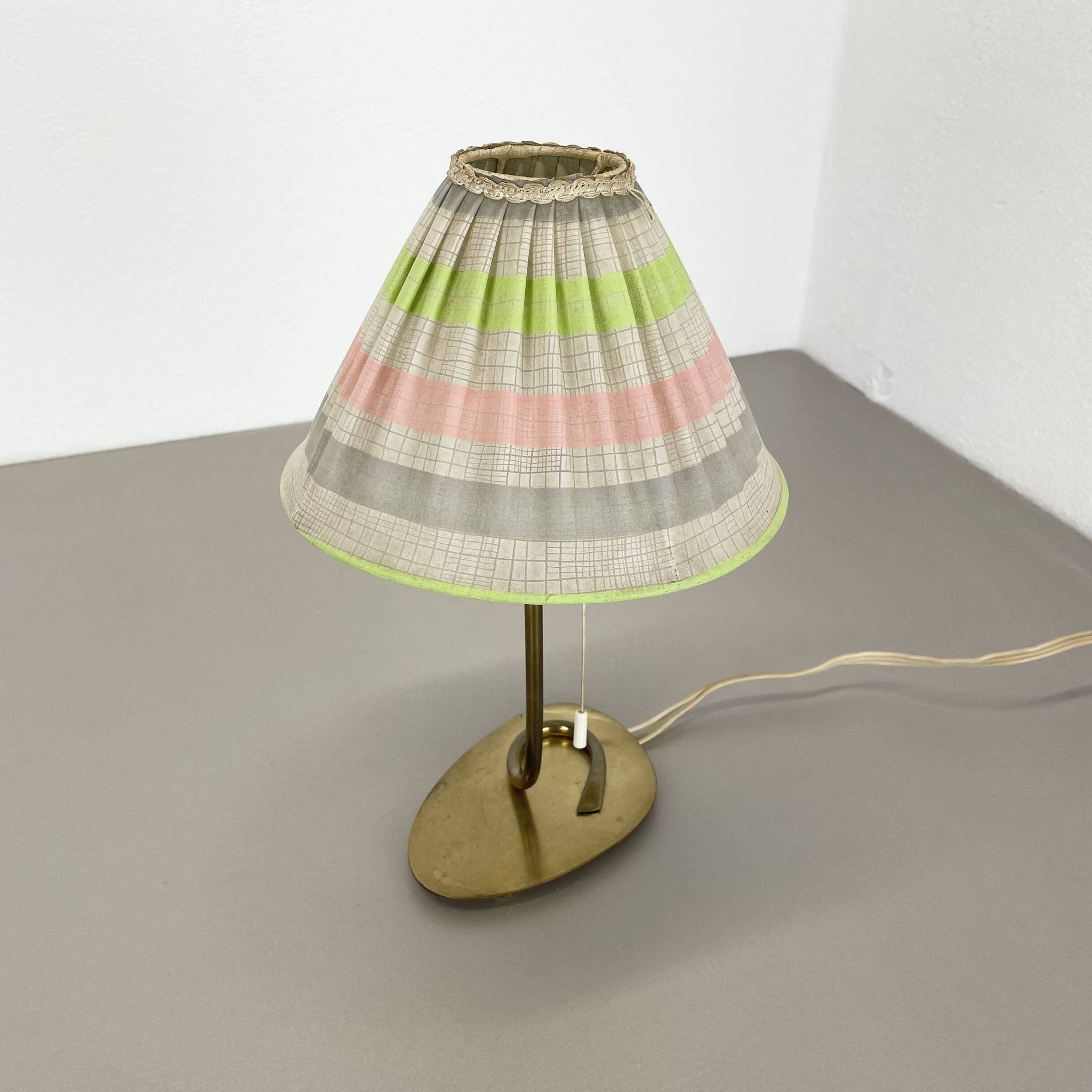 Lampe de table de 32 cm en laiton et tissu de style Kalmar, Autriche, années 1960