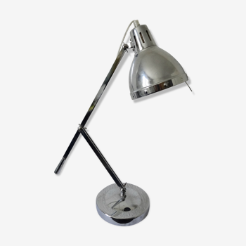 Articulee desk lamp