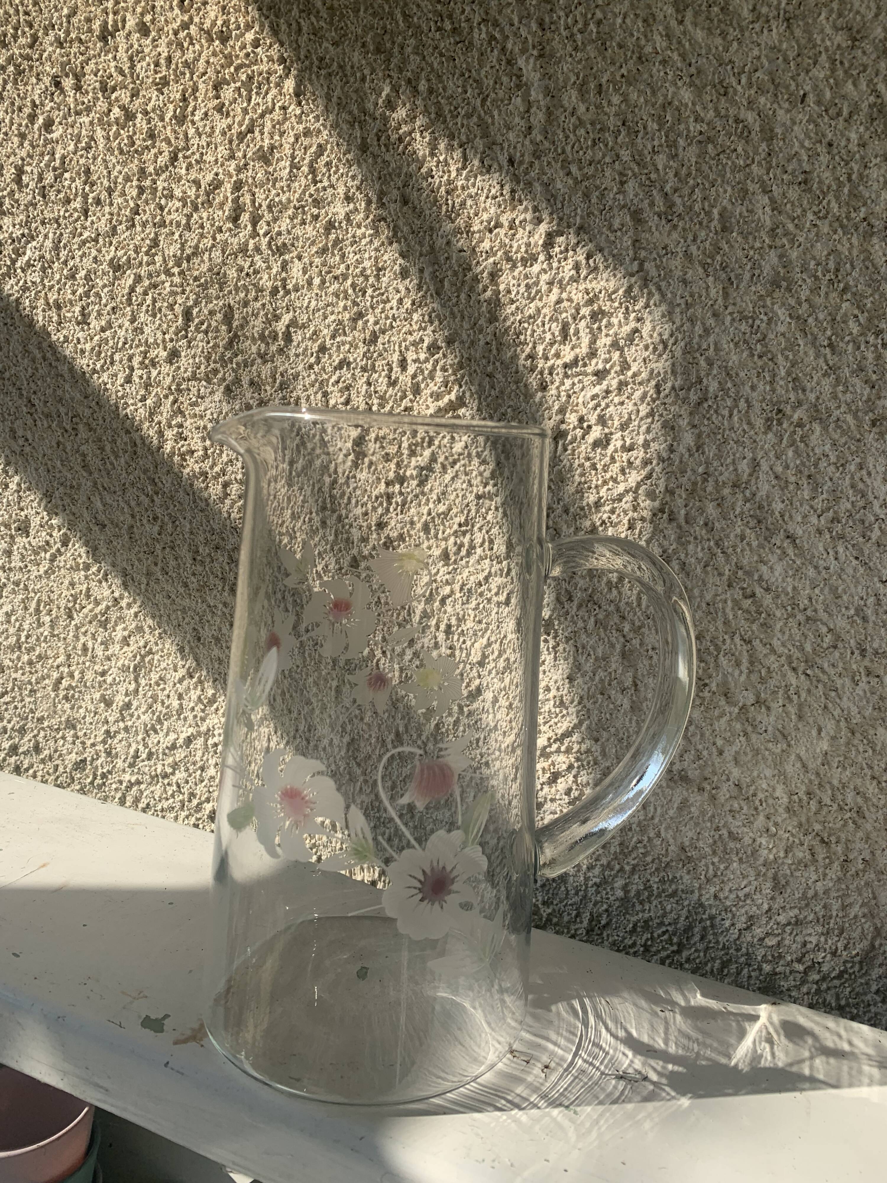 Carafe à orangeade avec des fleurs gravées ancienne