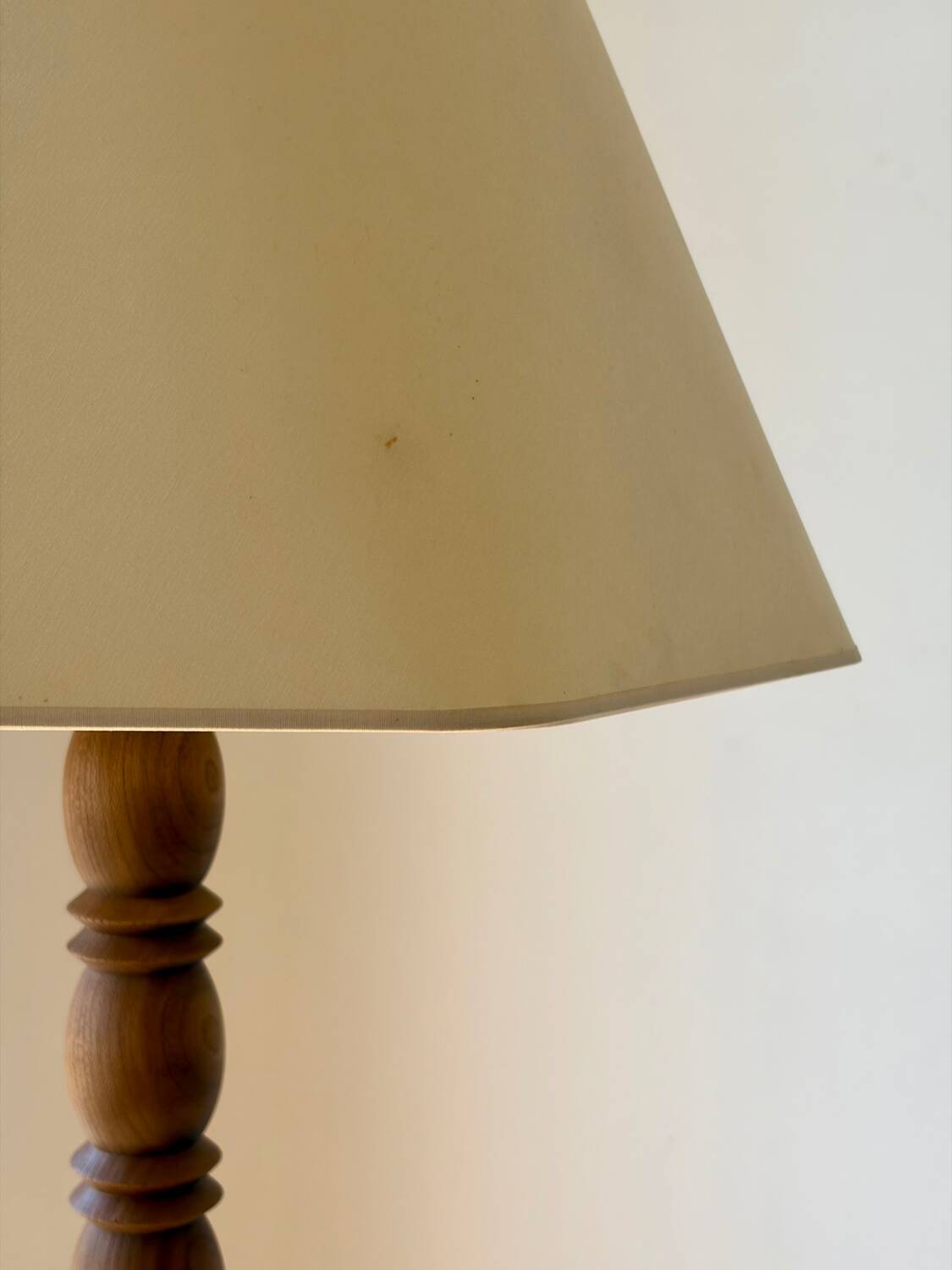 Lampadaire en bois tourné