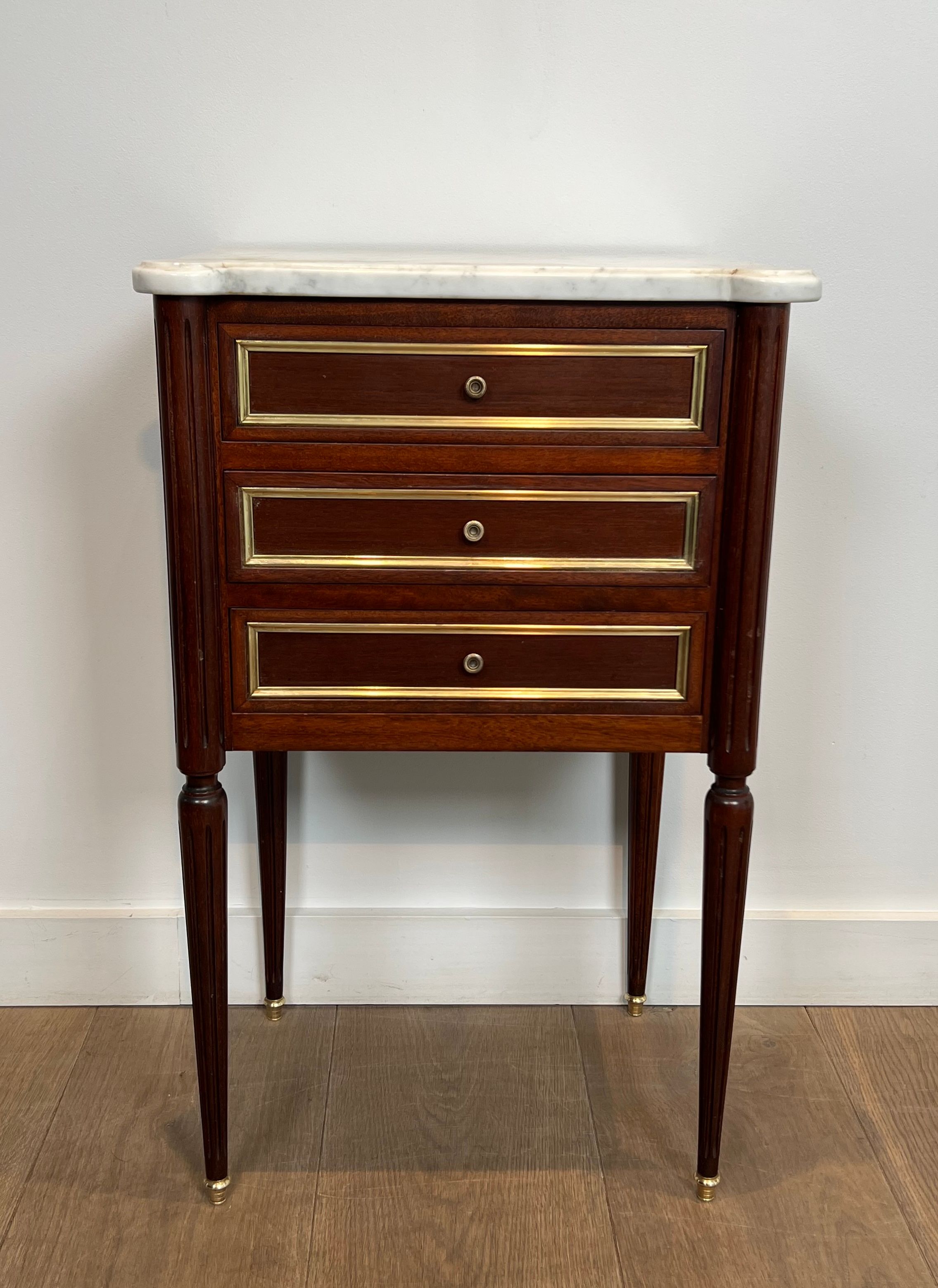 Pair of mahogany and brass side tables or bedside tables with Carrara marble tops.