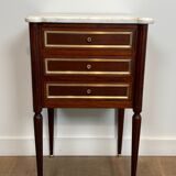 Pair of mahogany and brass side tables or bedside tables with Carrara marble tops.