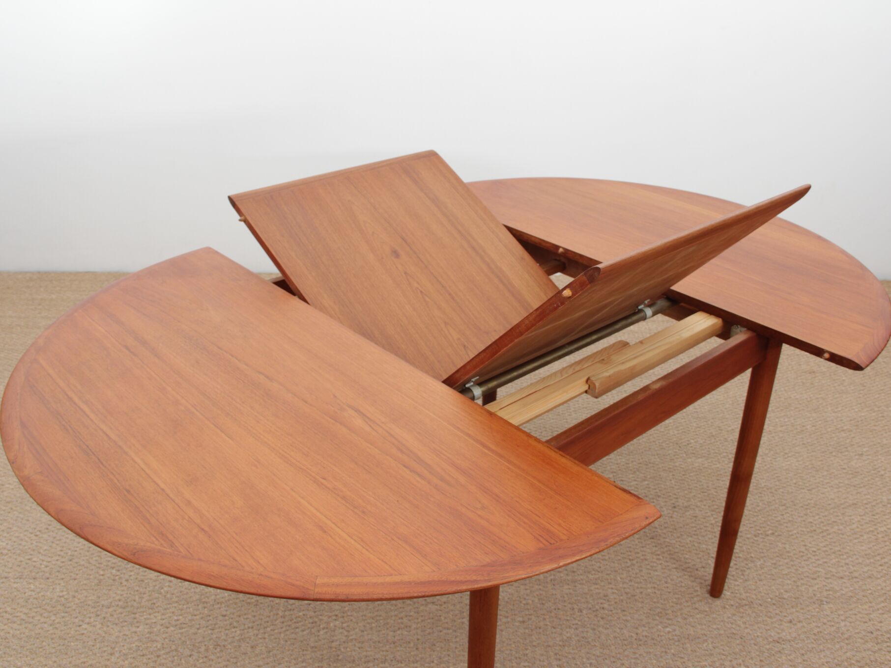 Table scandinave ronde en teck à rallonge papillon Selency Table scandinave ronde en teck à rallonge papillon Selency