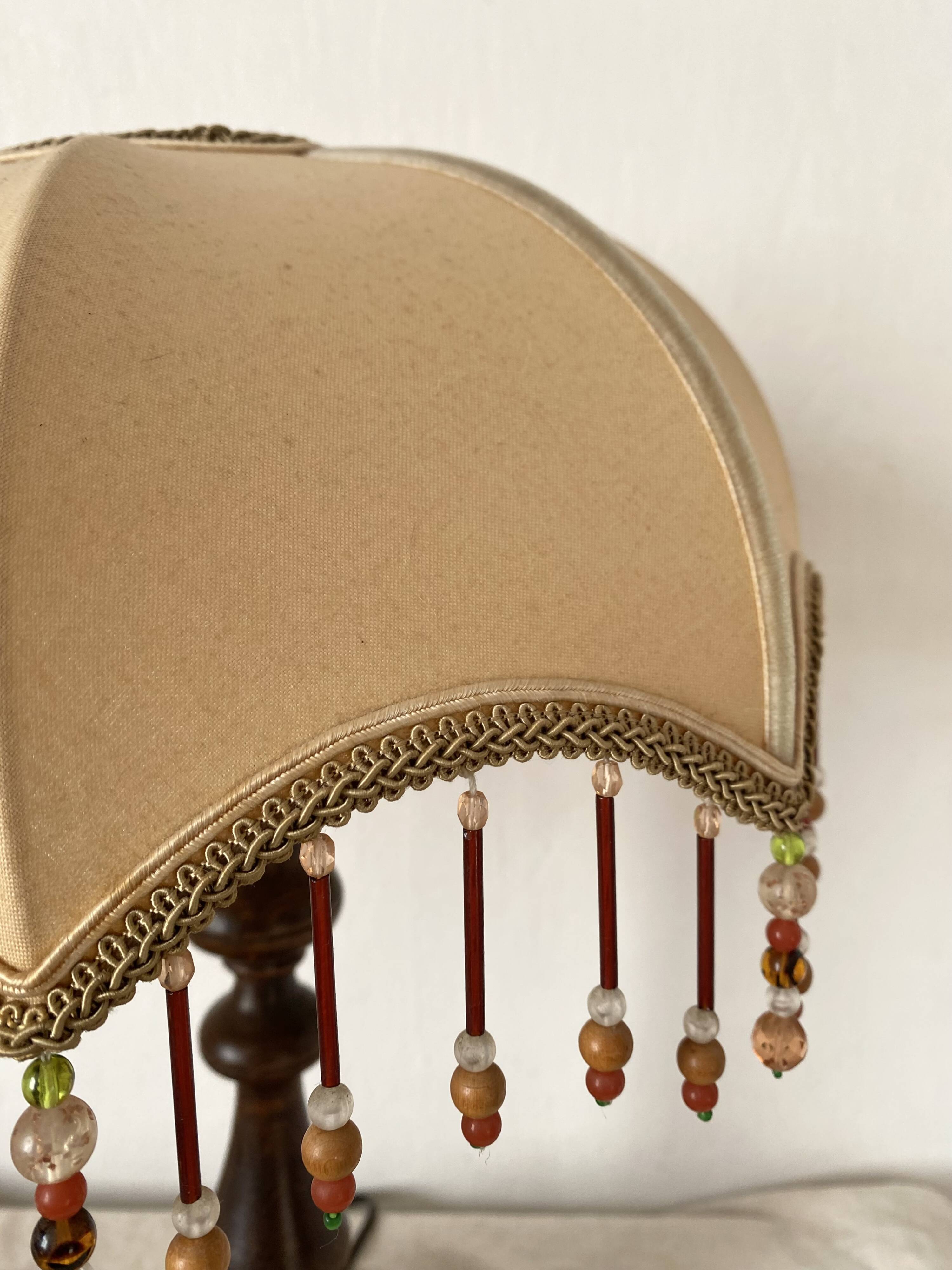 Lampe rétro bois tourné et perles 41 cm