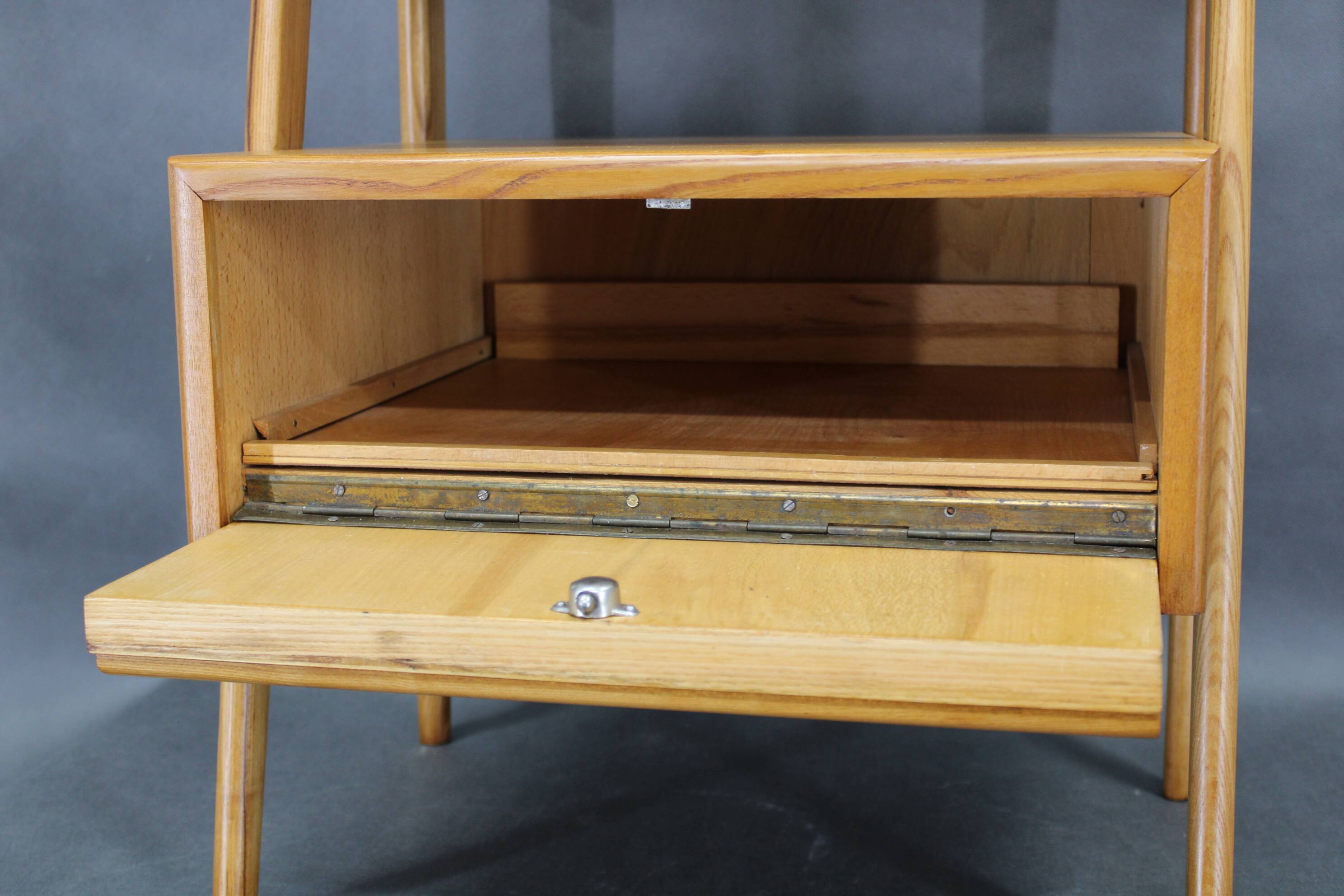 Table de chevet en érable, style milieu du siècle, années 1960, avec étagère en verre opale, restaurée, Tchécoslovaquie