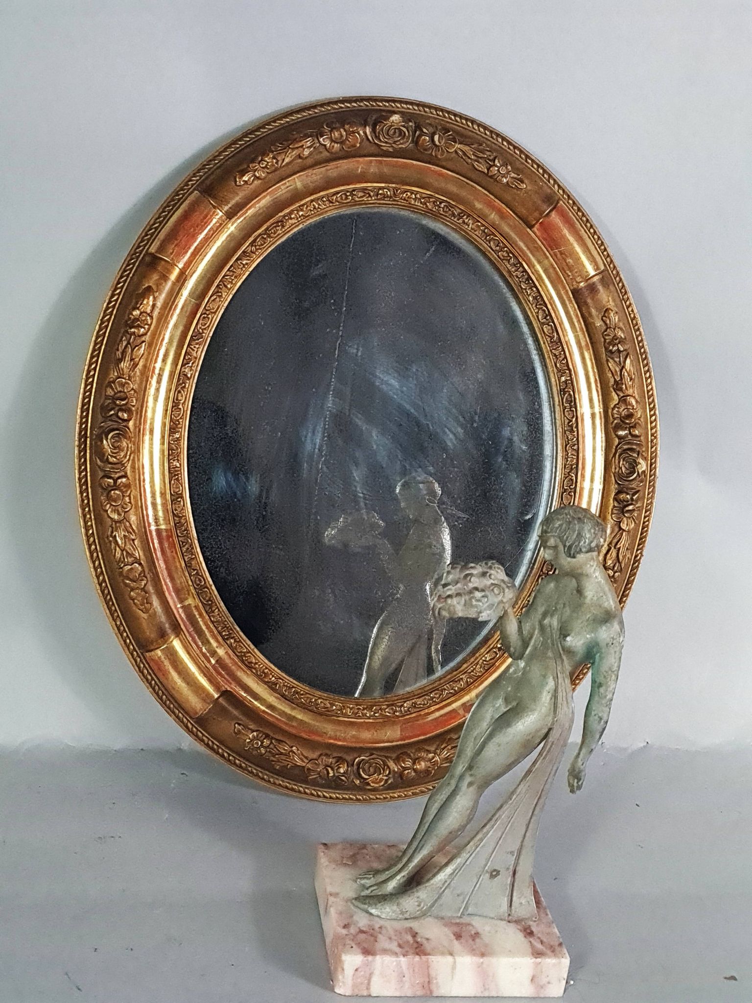 Antique oval mirror with original stucco and gilt wood frame, 37x31 cm. Beautiful patina.