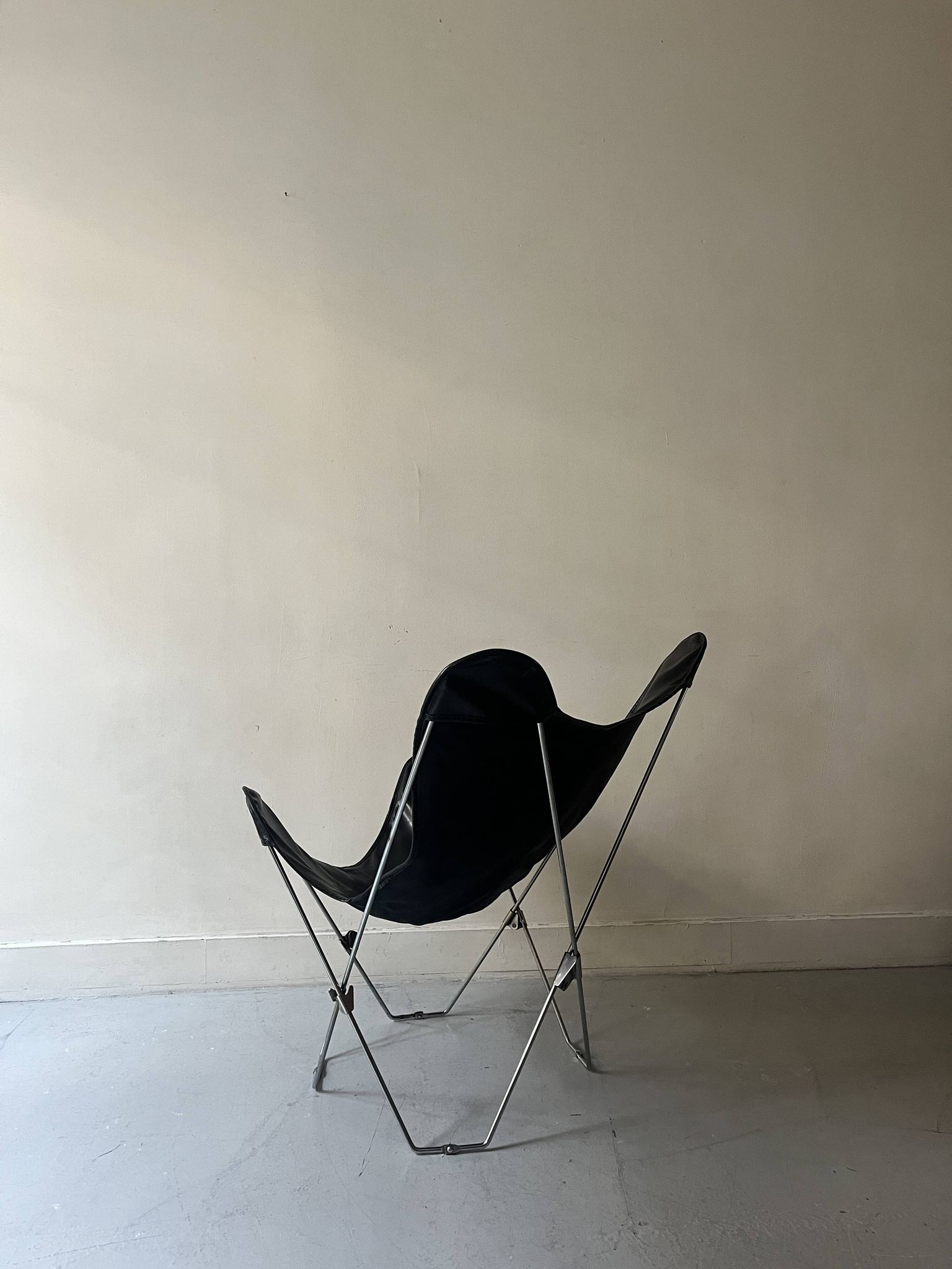 fauteuil design papillon en chrome et cuir noir