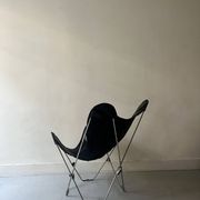 fauteuil design papillon en chrome et cuir noir