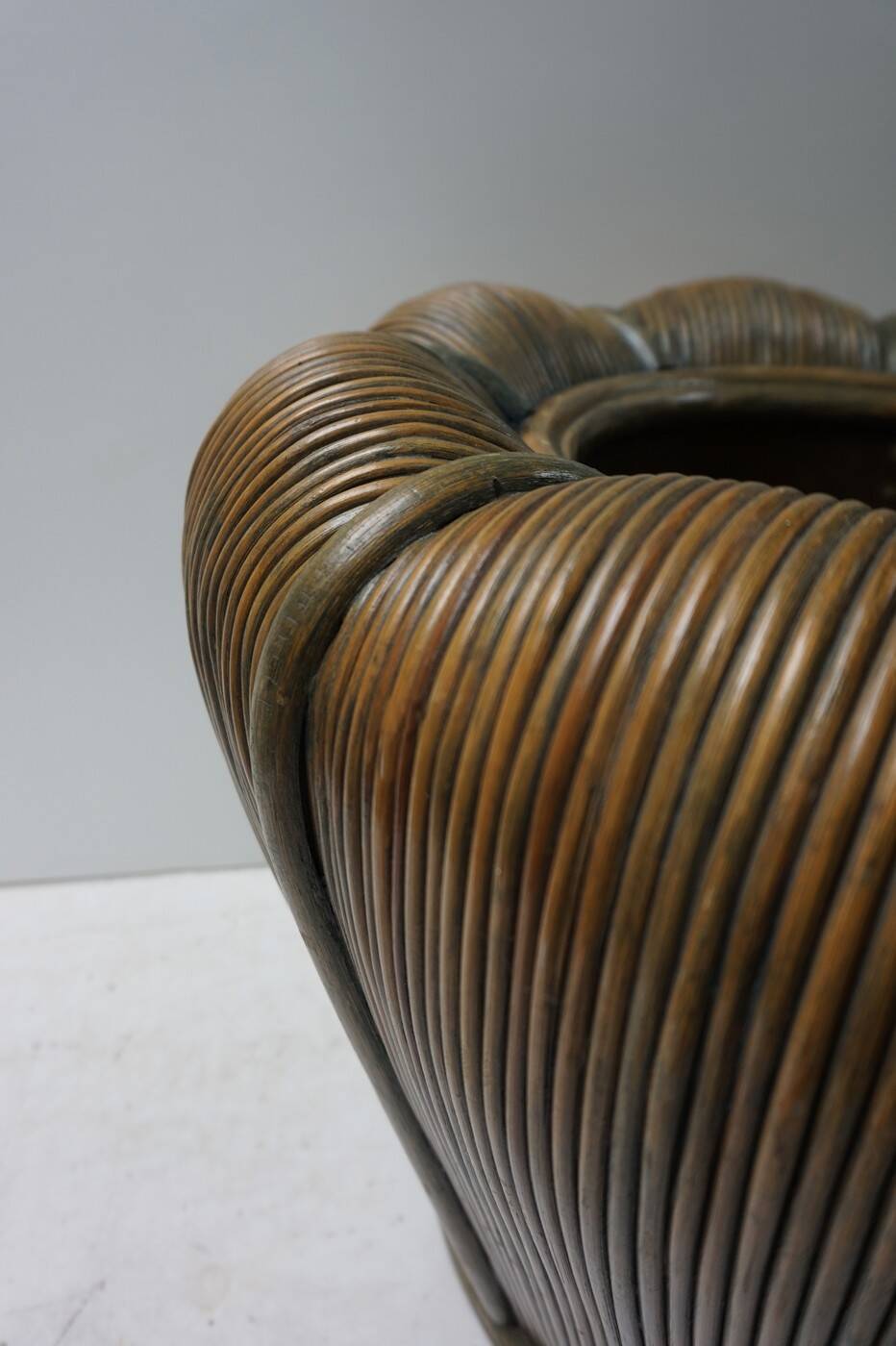 Grand cache-pot en rotin et bambou de style mid-century modern, années 1970