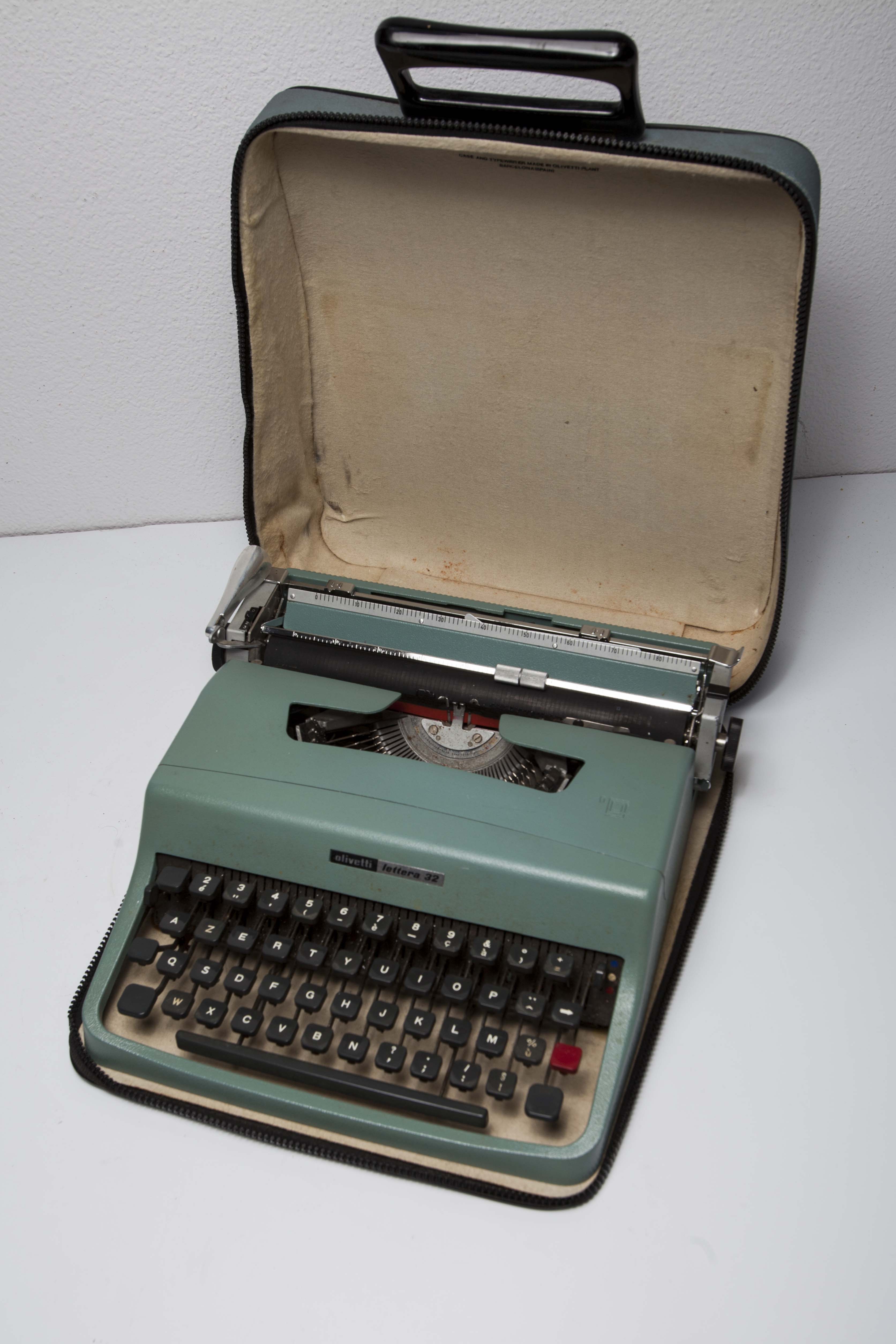 Typewriter olivetti lettera 32