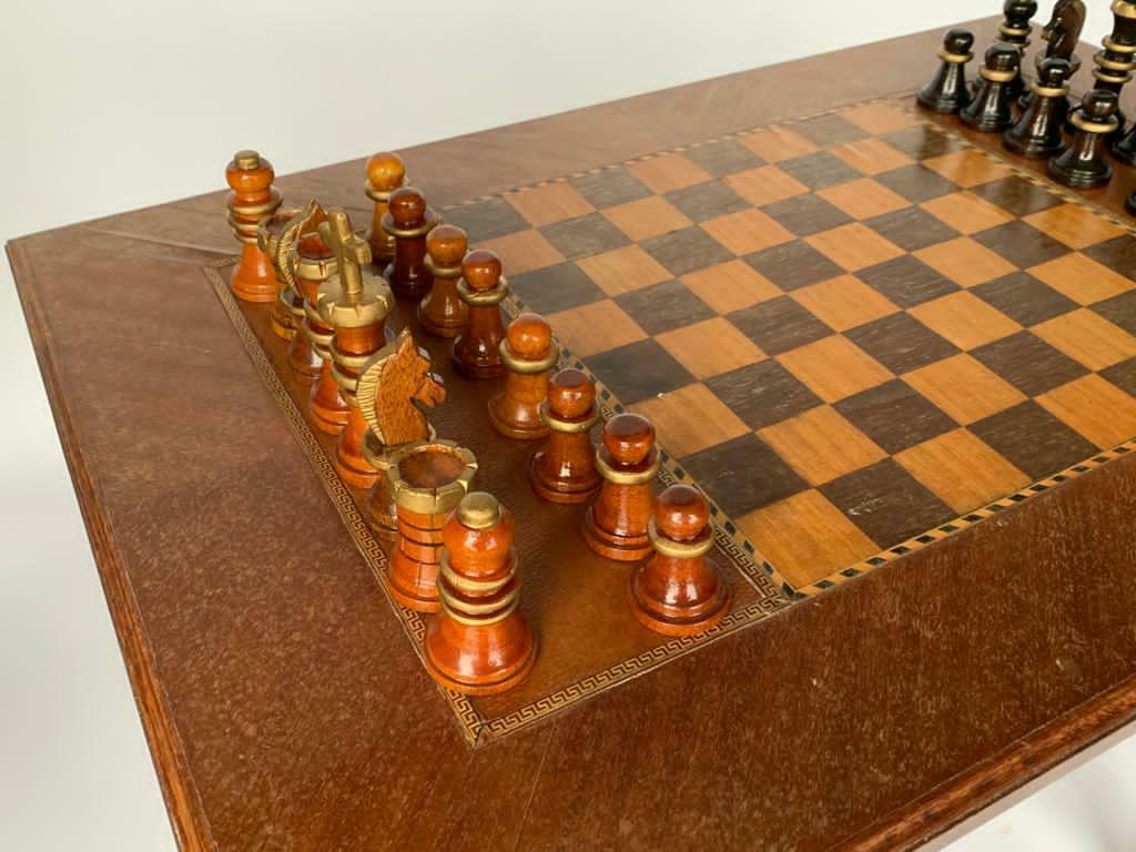 Table chess marqueterie piece sculptee bois 1930