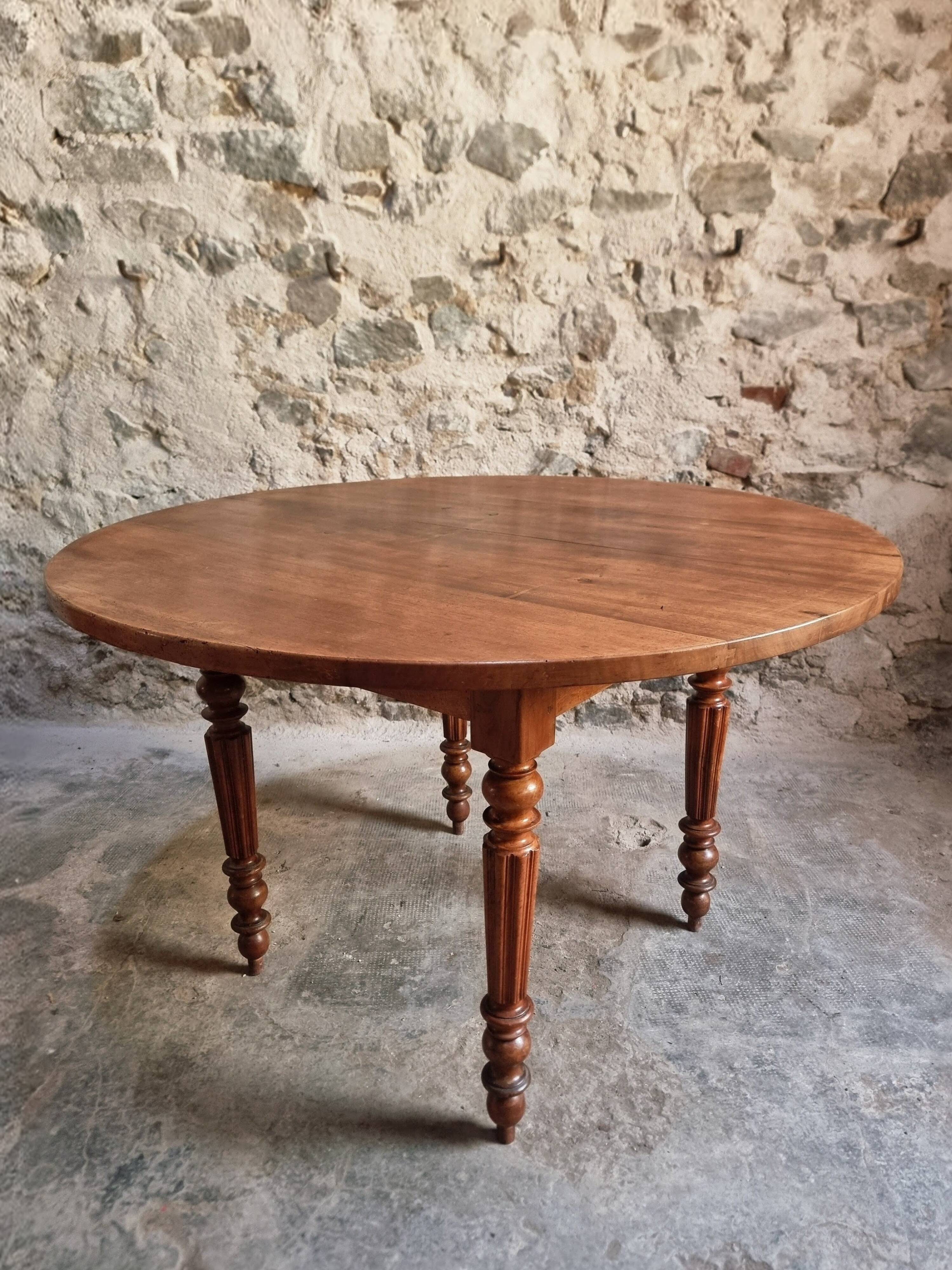 Table à manger ronde française ancienne en noyer, vers 1880–1900