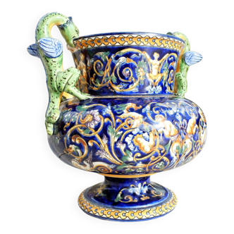 Vase à anses en faïence de Gien, décor renaissance