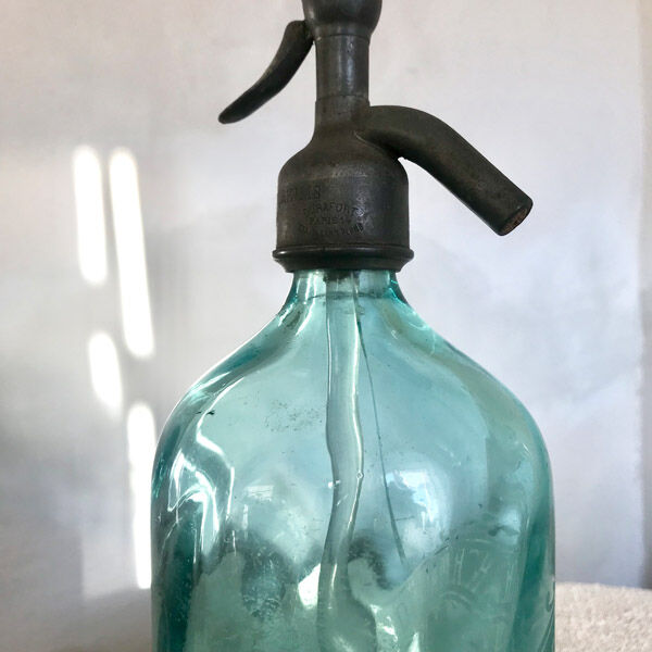 Ancien siphon en verre bleu
