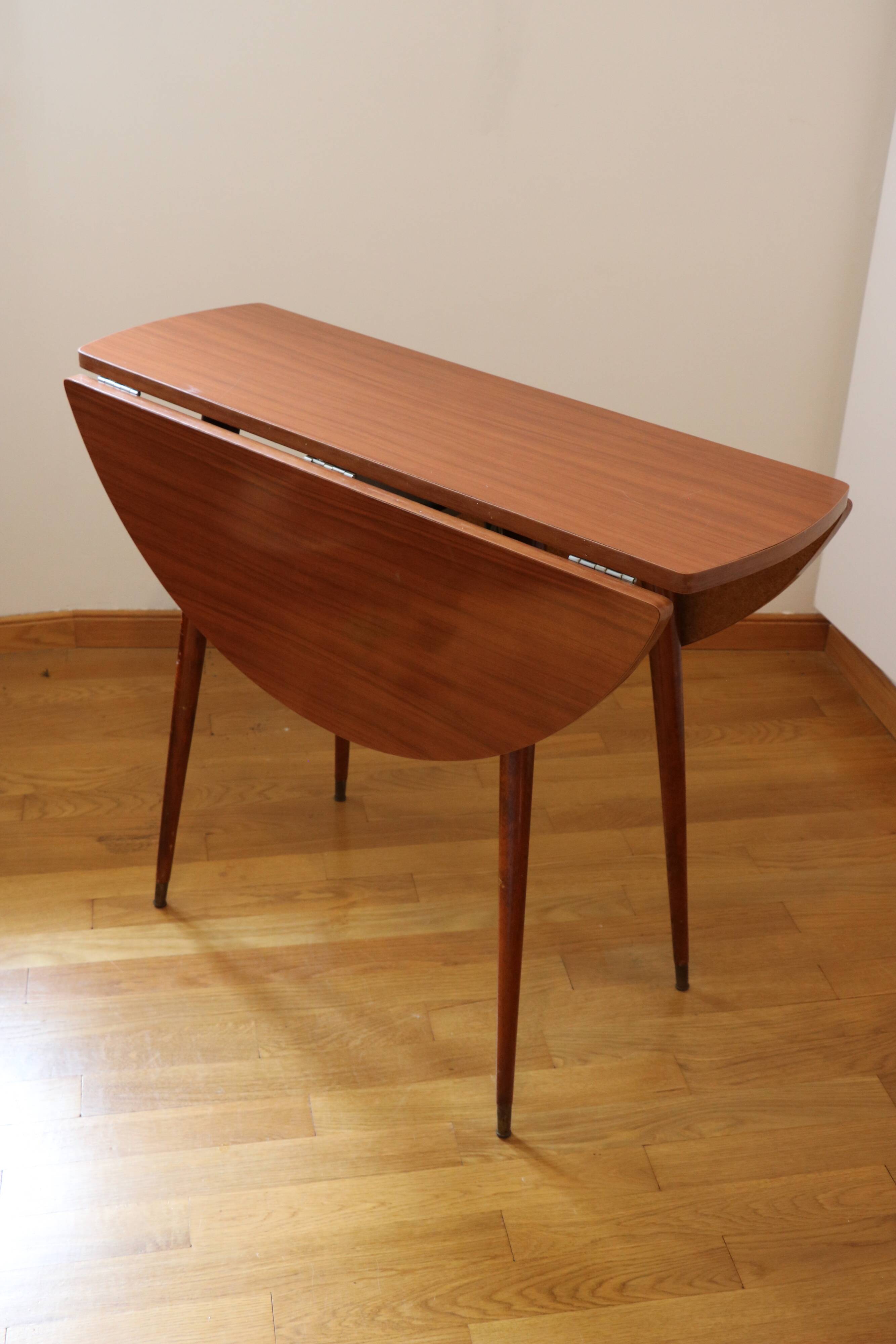 Round drop leaf table