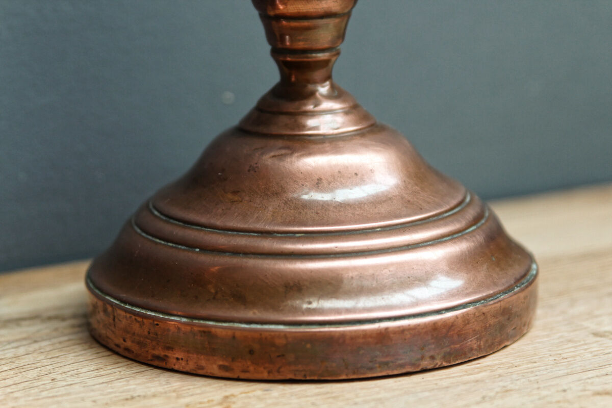 Paire de bougeoirs anciens, en cuivre