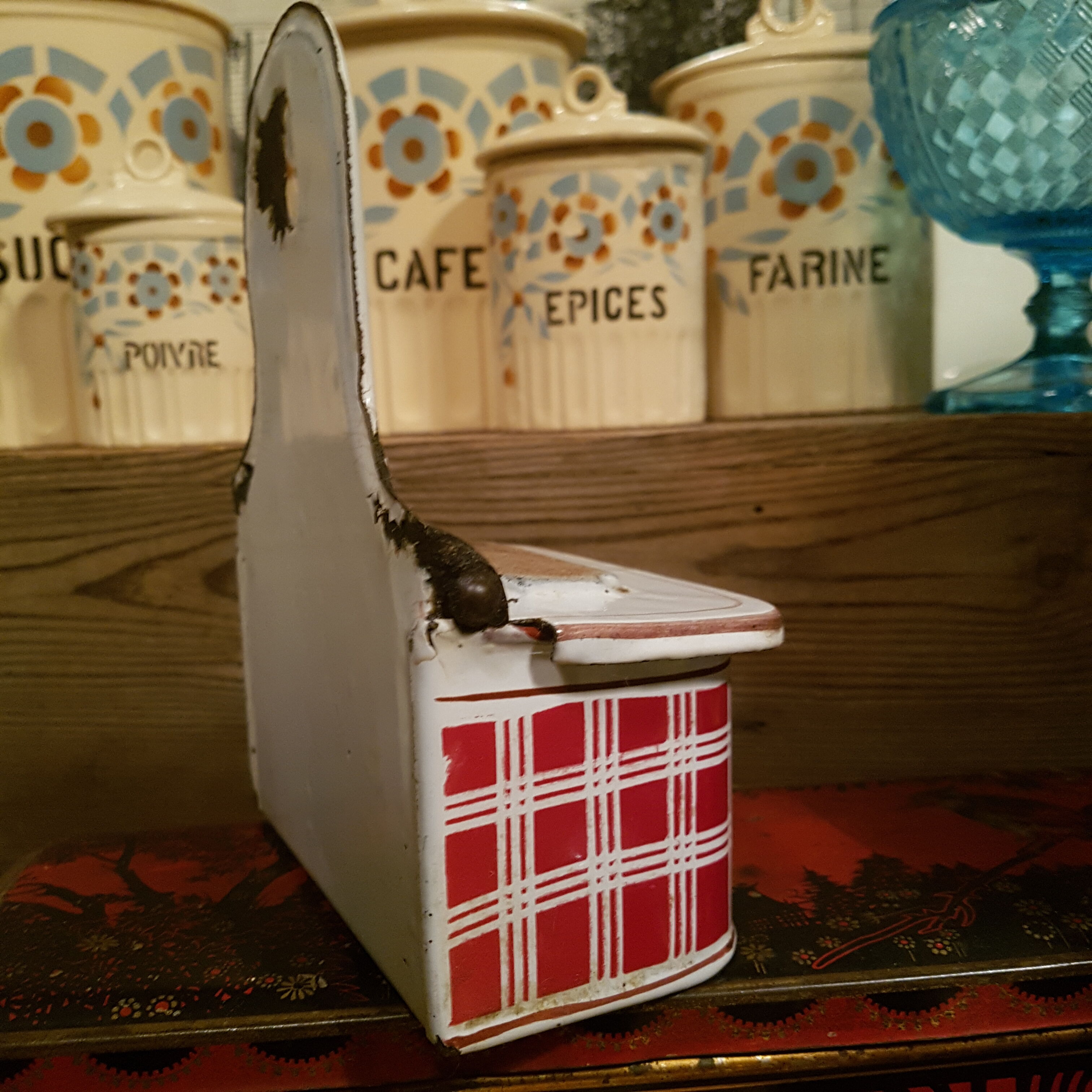 Enamelled sheet metal matchbox