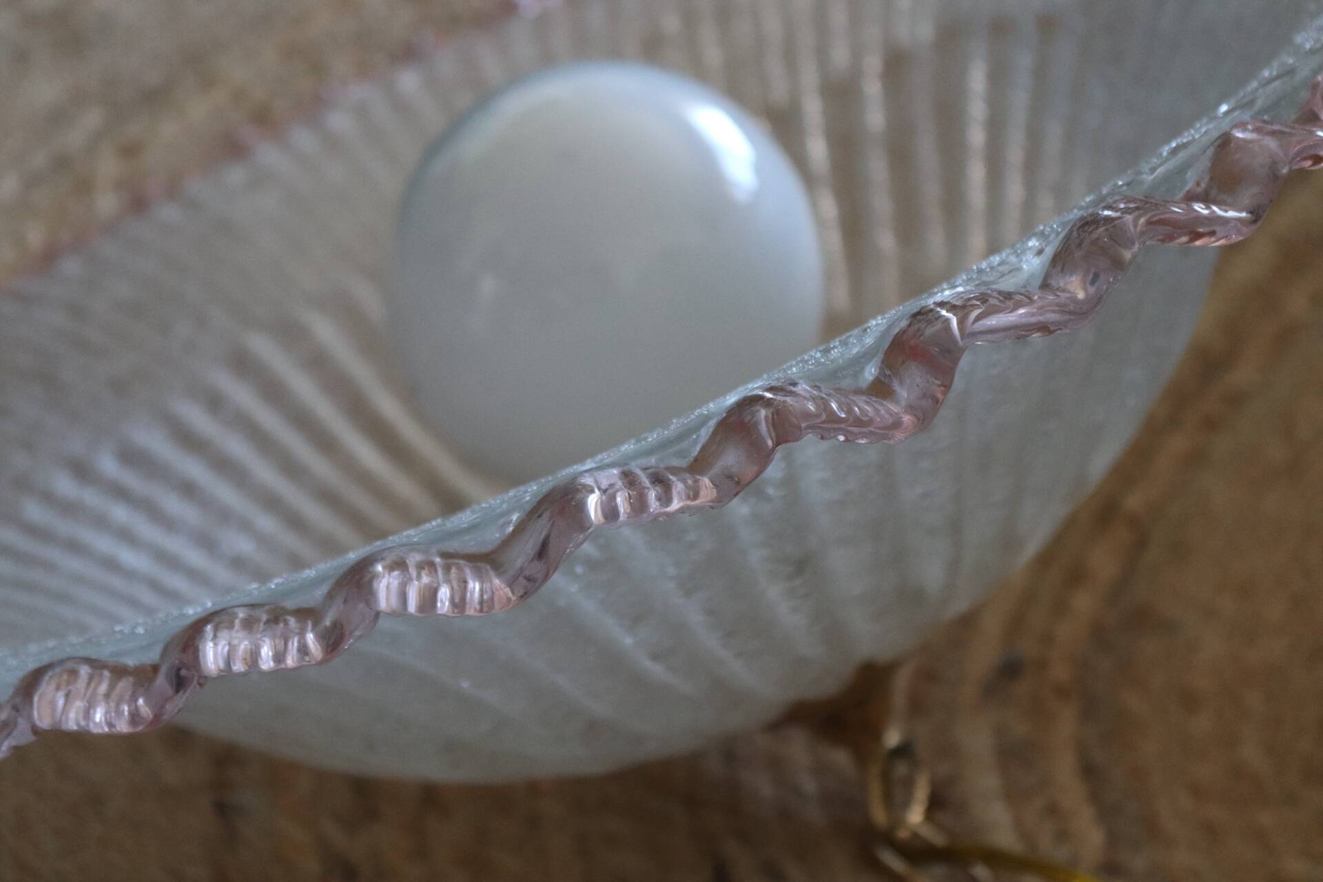 Large vintage Murano suspension in textured glass with a pink edge.