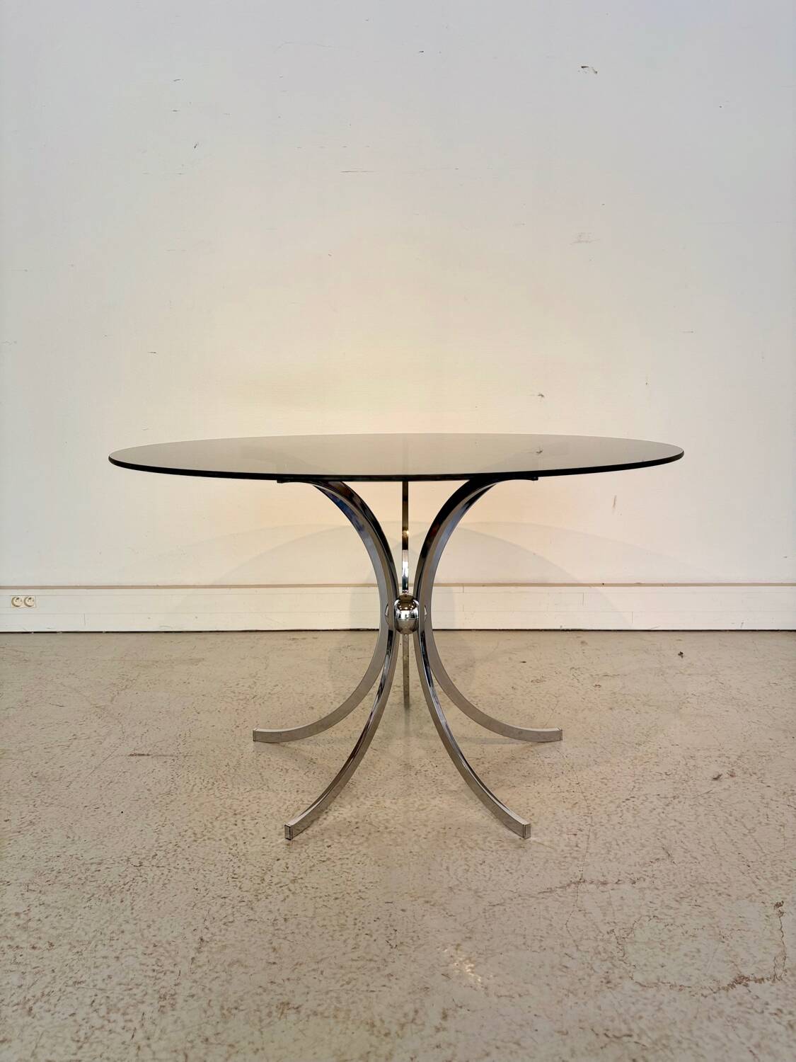 Table ronde vintage années 70 – verre fumé & piètement chrome –