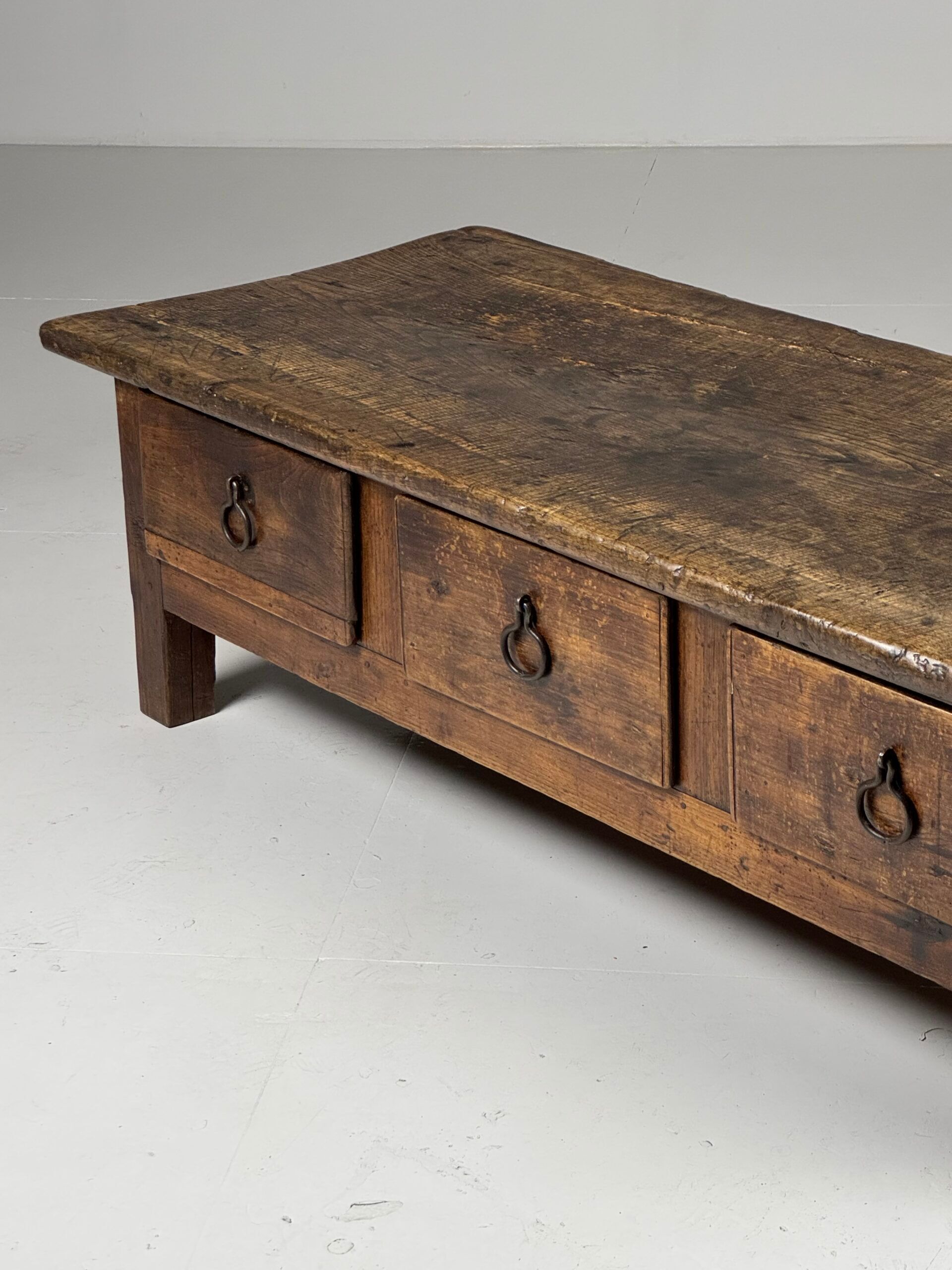 Table basse espagnole du XVIIIe siècle