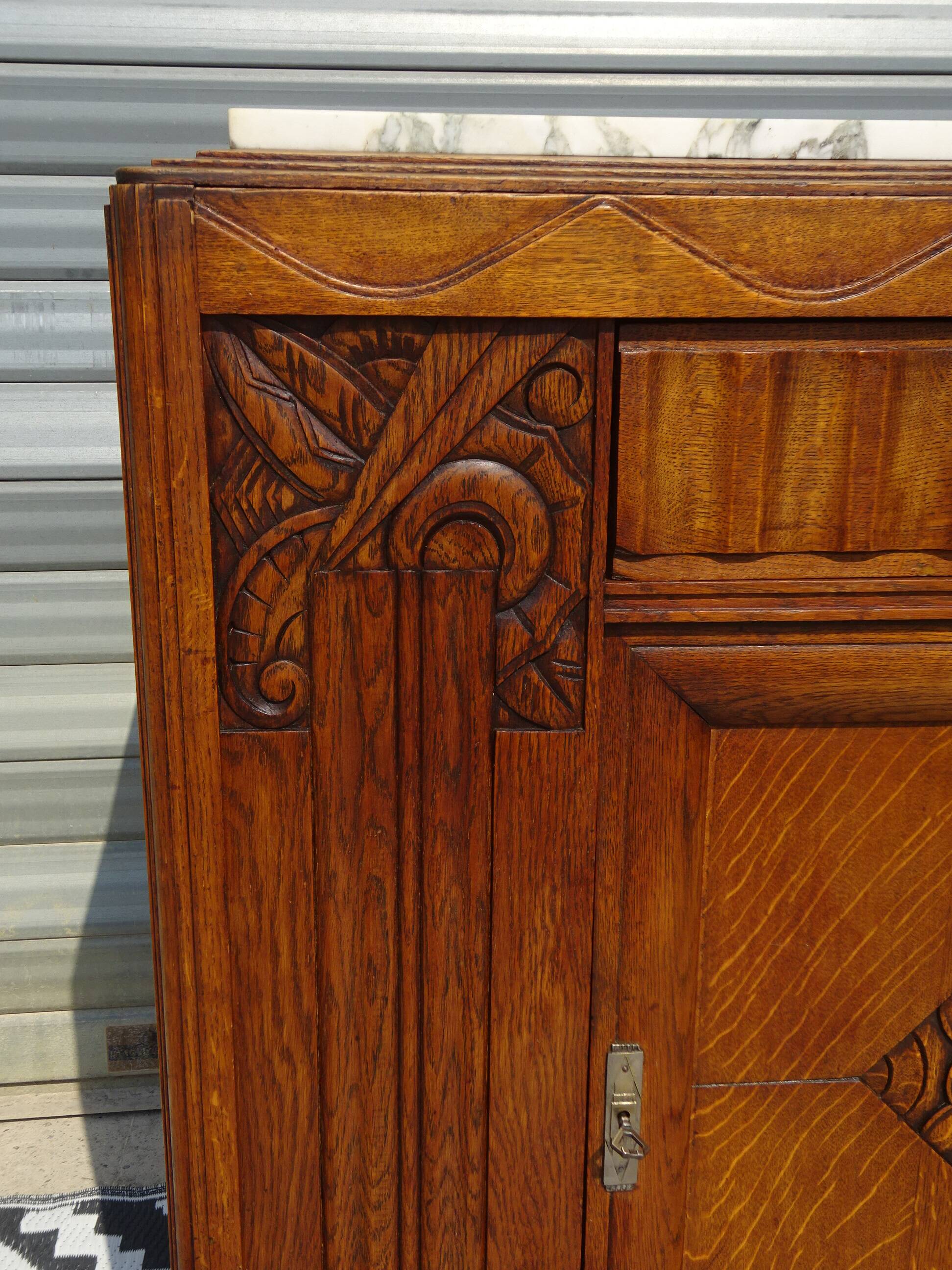 Ancien buffet en chêne et marbre, époque et style Art Déco