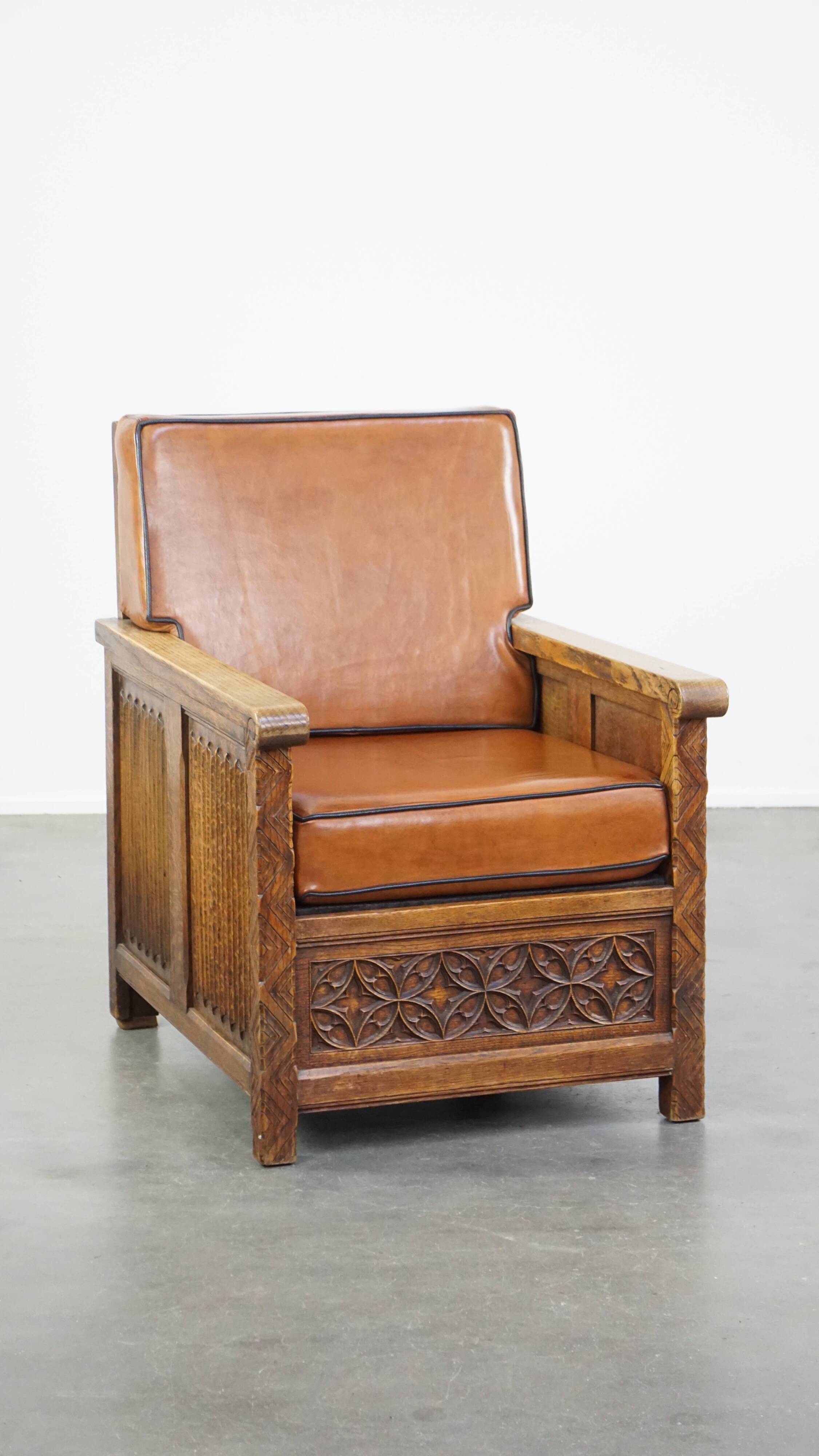 Fauteuil ancien en peau de mouton retapissée