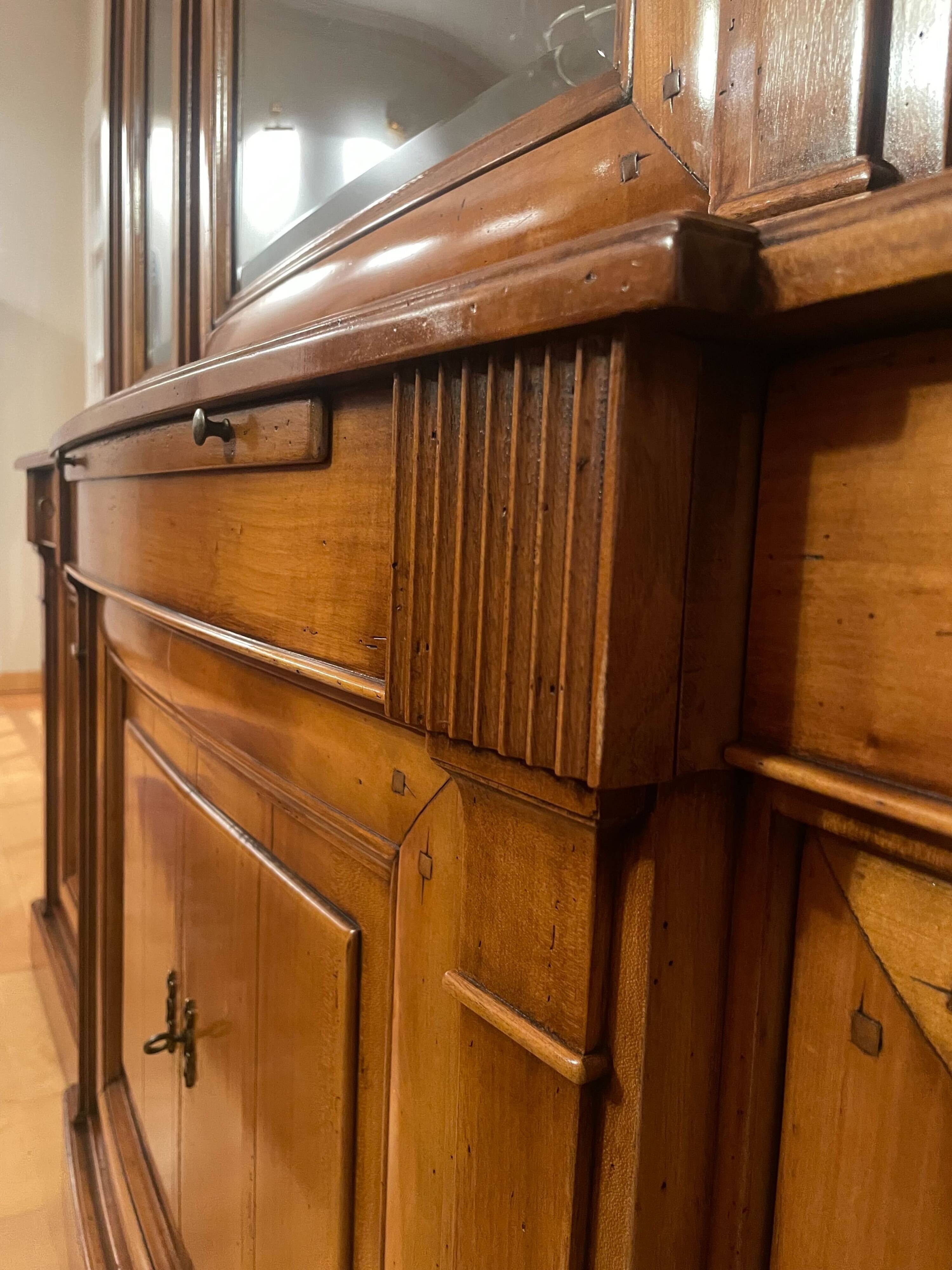Solid wood dresser – classic style – very good condition