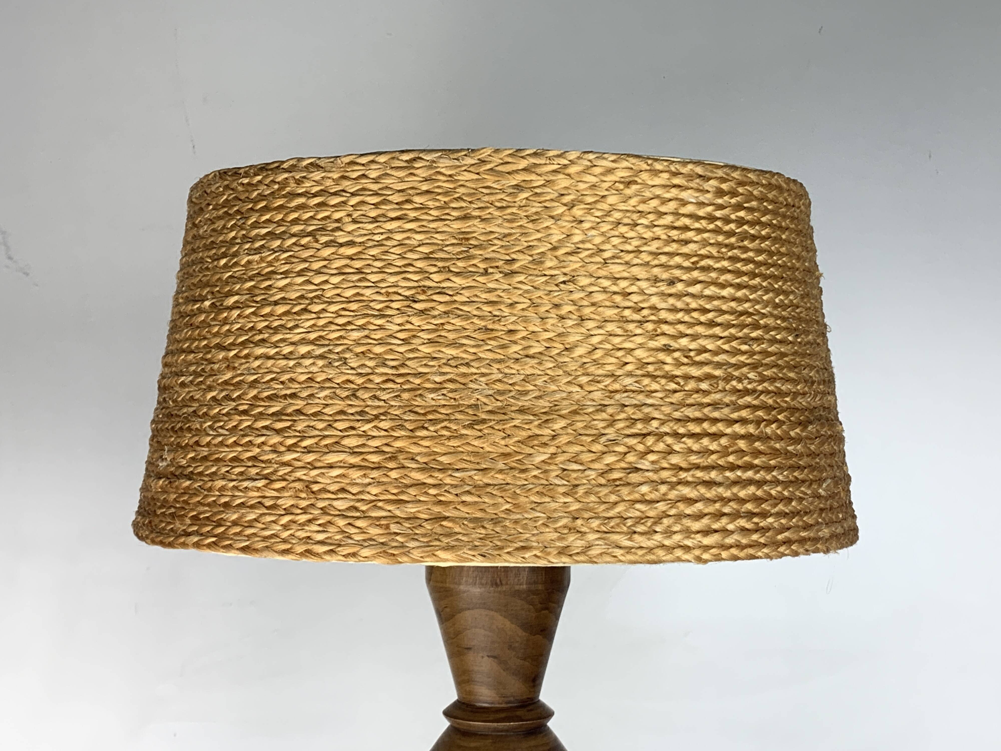 Lampe de table moderniste en bois tourné dans le style de Charles Dudouyt, France années 1940